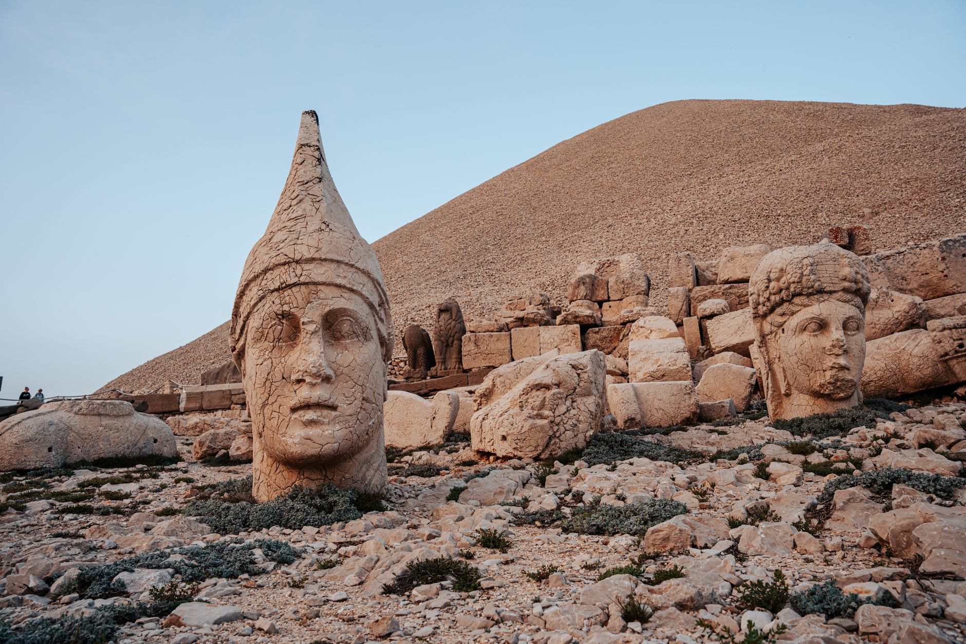 Estatua monumental entre ruinas antiguas, una imagen que evoca la escala descomunal de los Titanes