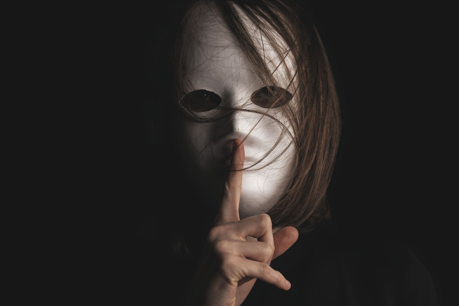 Máscara blanca de teatro sobre fondo oscuro, similar a la máscara característica de los Hollow en Bleach
