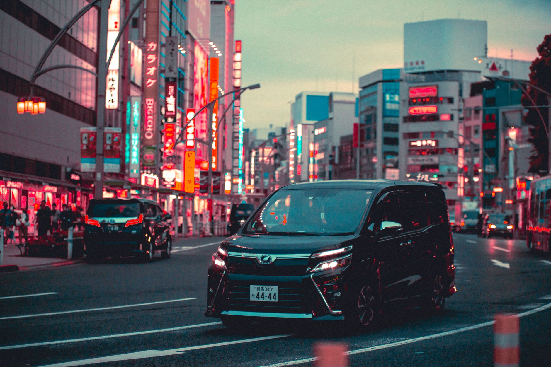 Calle de Tokio de noche iluminada por neones, el escenario urbano donde opera la Public Safety Devil Hunters