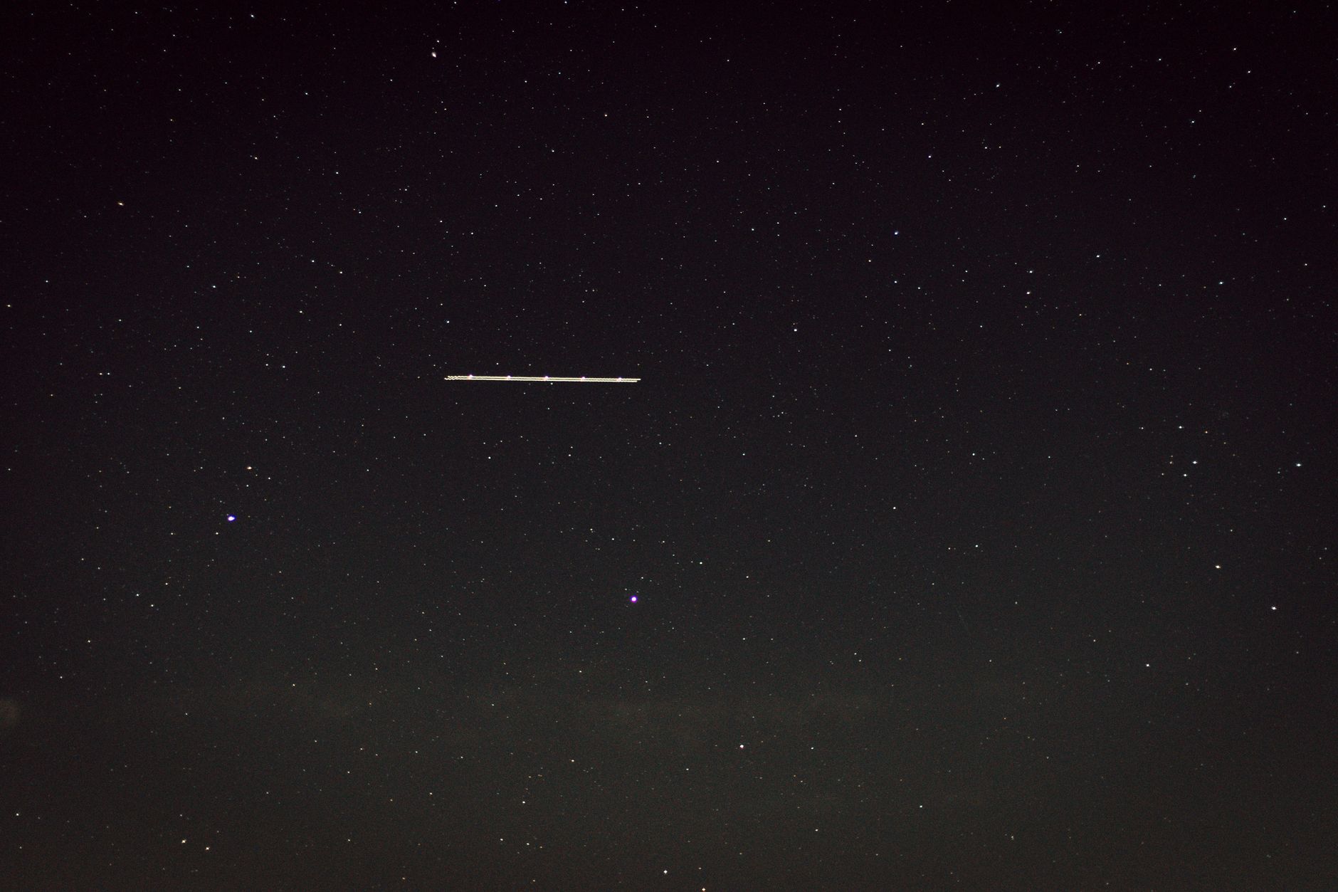 Luces nocturnas en el cielo, similares a los avistamientos ovni que desencadenan la trama de Dandadan