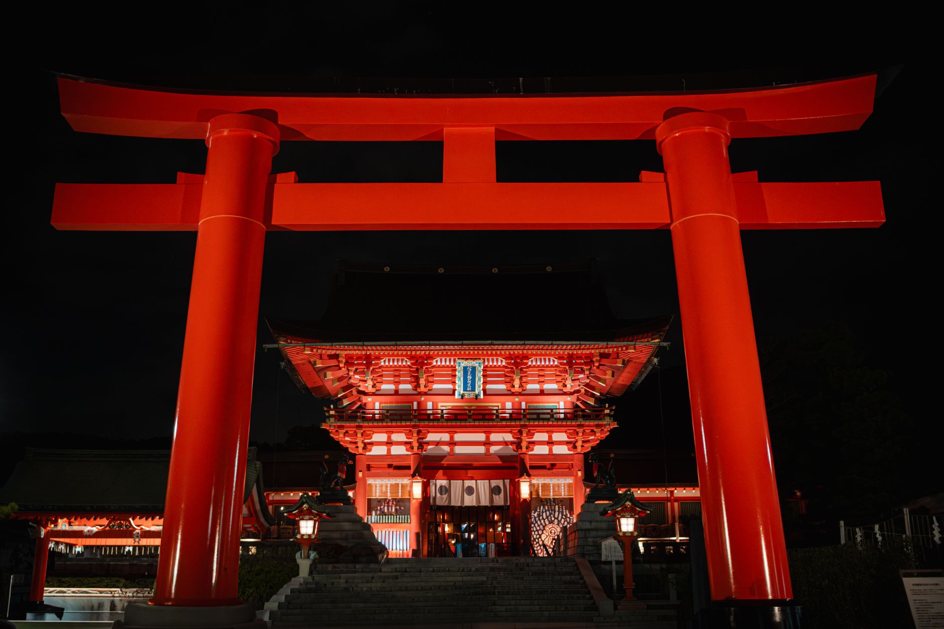 Torii de un santuario japonés de noche, el tipo de escenario ligado a los yokai que aparecen en Dandadan