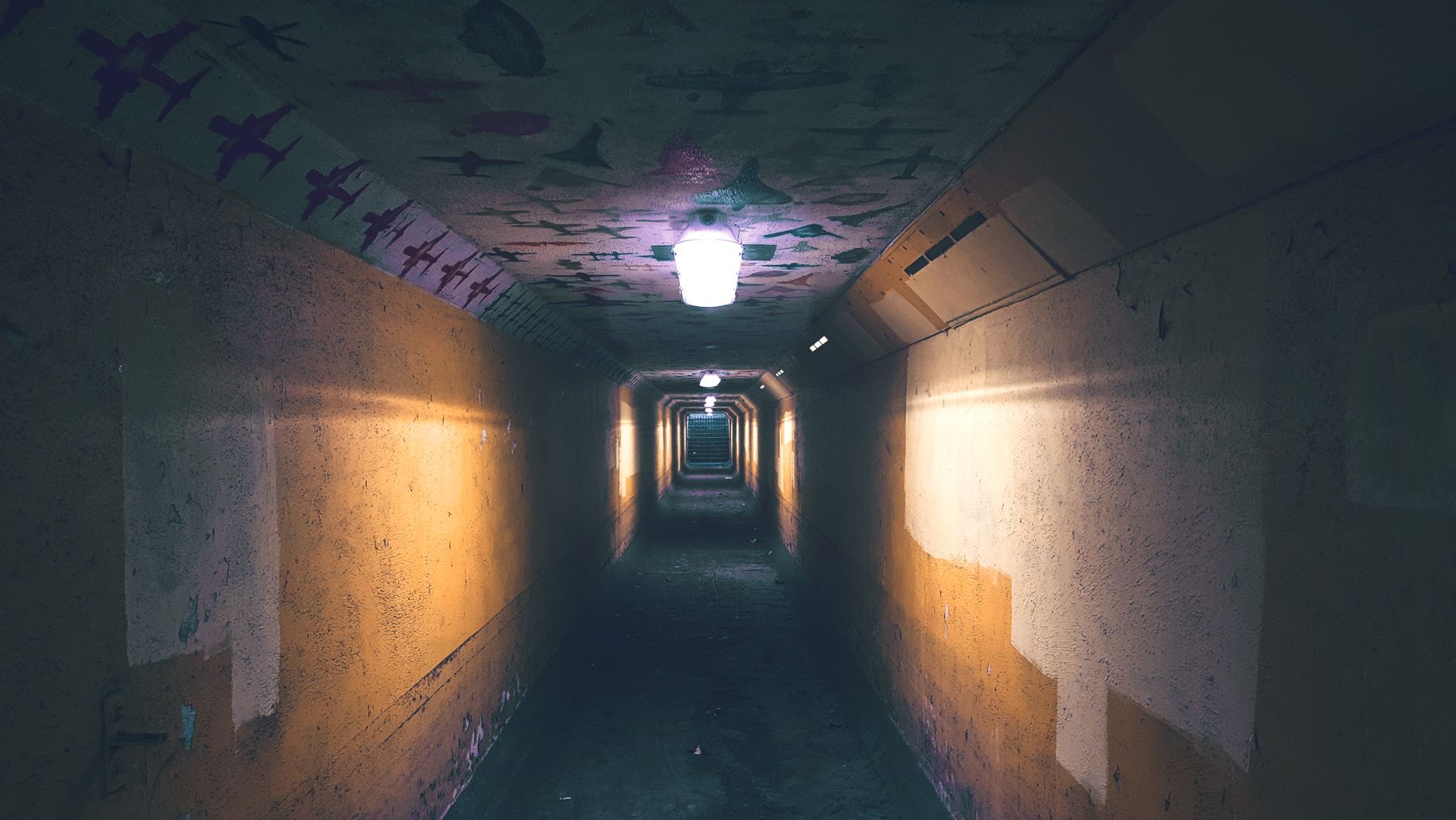 Túnel abandonado y oscuro, similar al escenario donde Okarun es maldecido por Turbo Granny en Dandadan