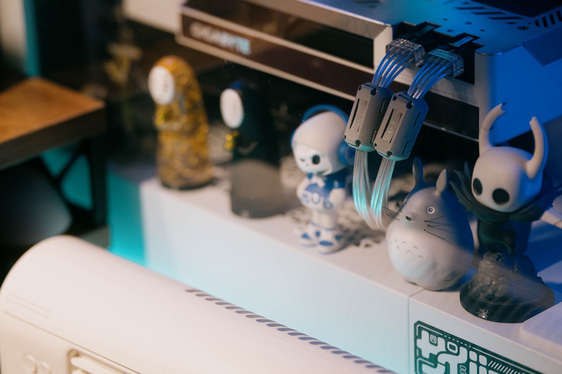 Anime-Figuren-Sammlung im Regal
