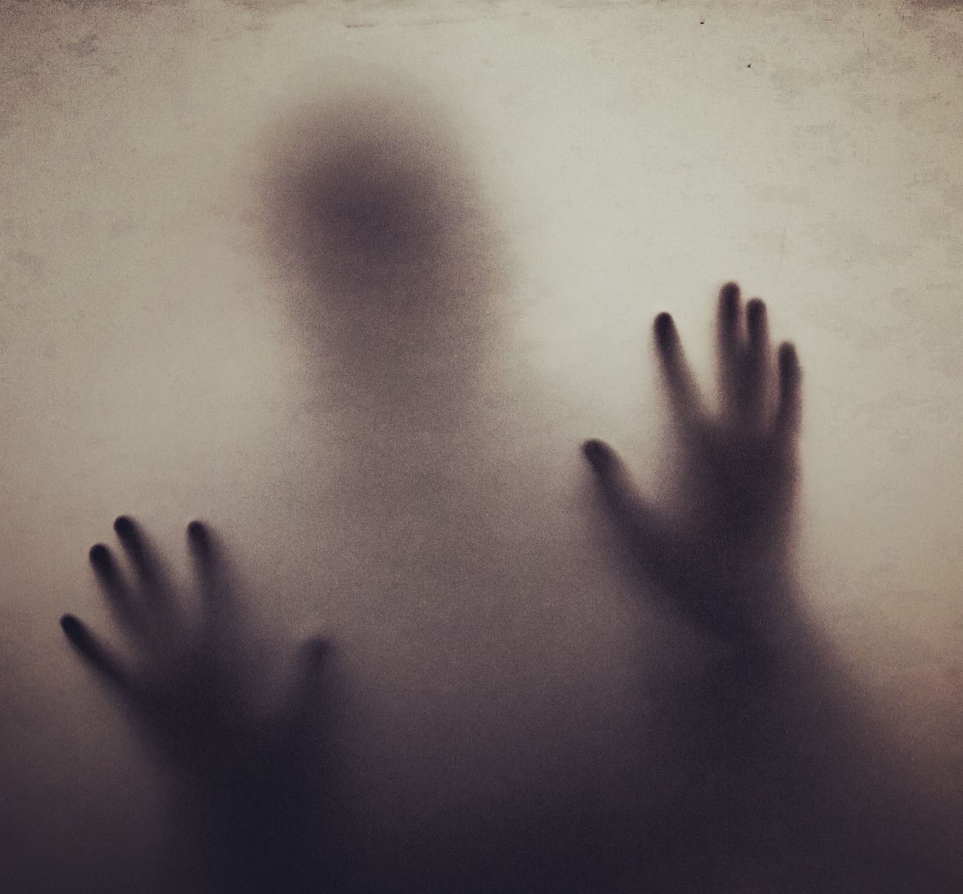 Illustration artistique sombre évoquant le mystère et le suspense dans l'anime japonais