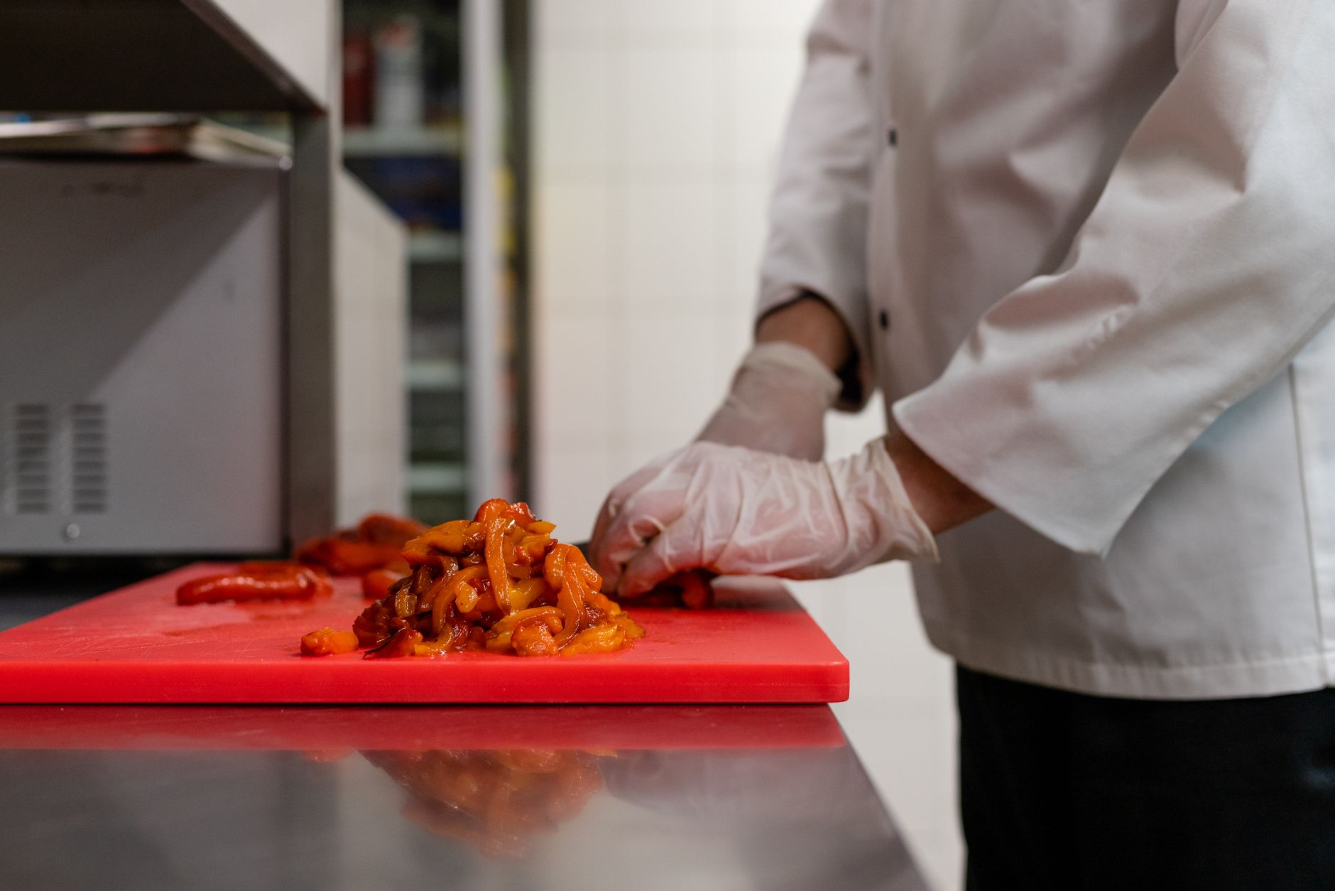 Cocinero profesional preparando alimentos en cocina