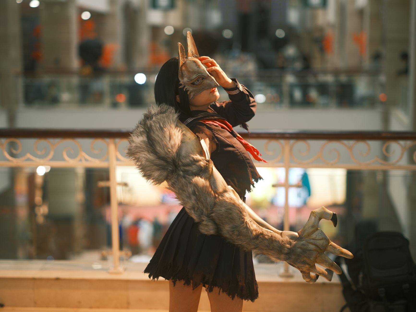 Cosplay d'anime dans une convention, personnages de dark fantasy avec des tenues élaborées