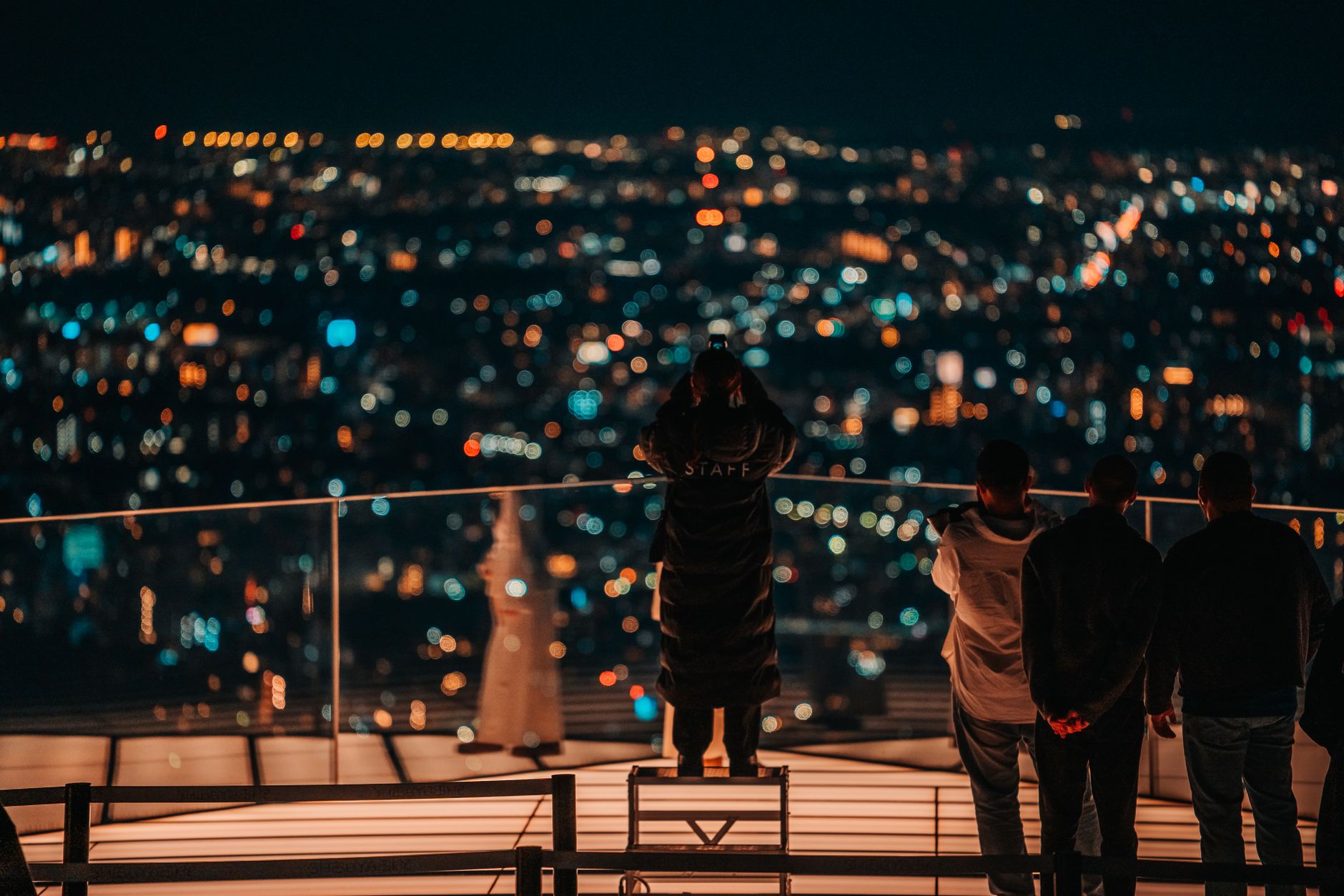 Ciudad japonesa de noche con luces de neón, estética urbana asiática