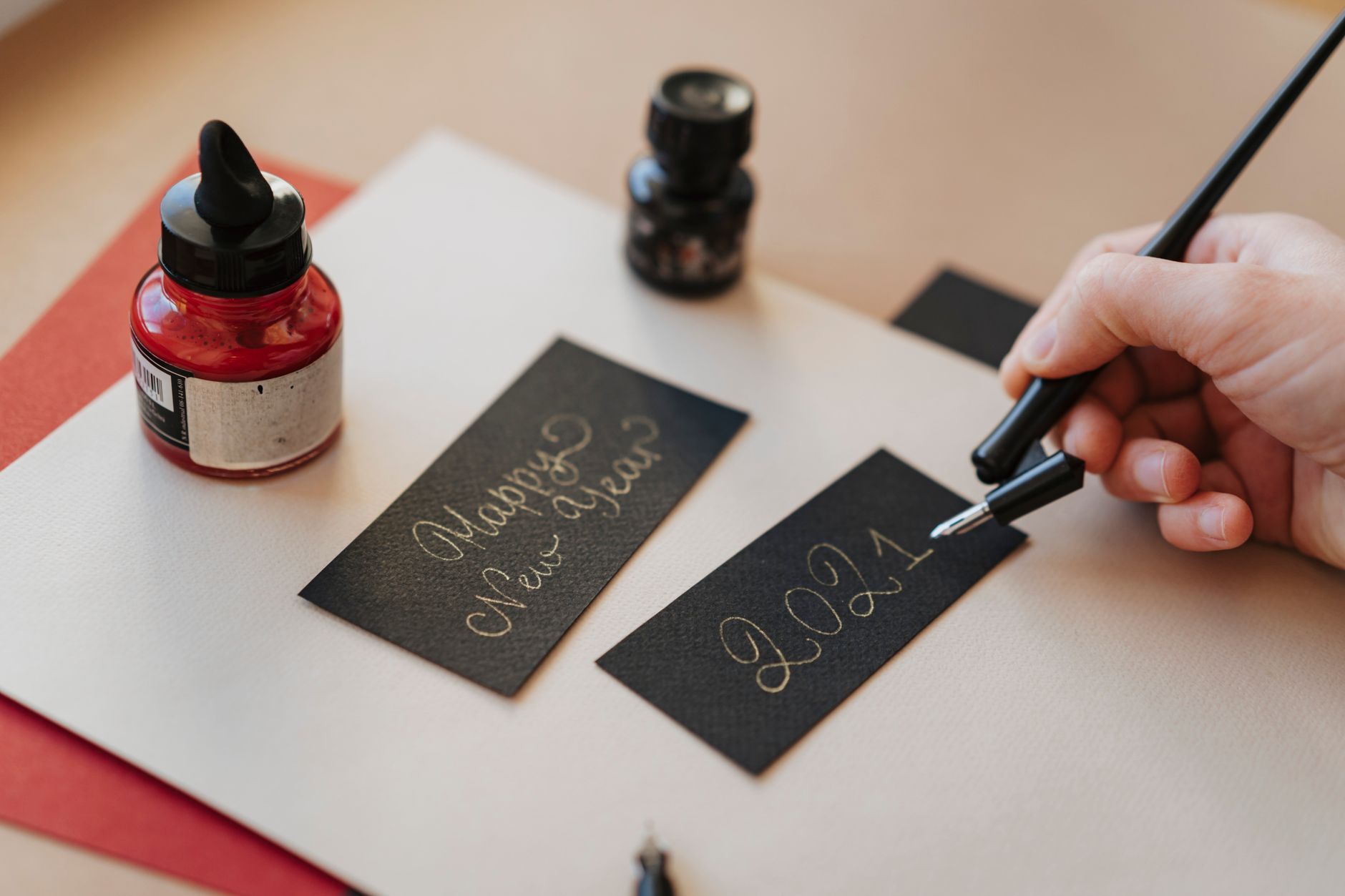 Handwriting with a fountain pen (image illustrative)