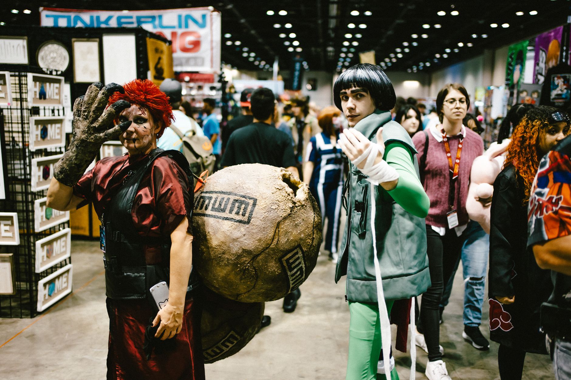 Cosplay en convención de anime, ambiente de fans de manga japonés