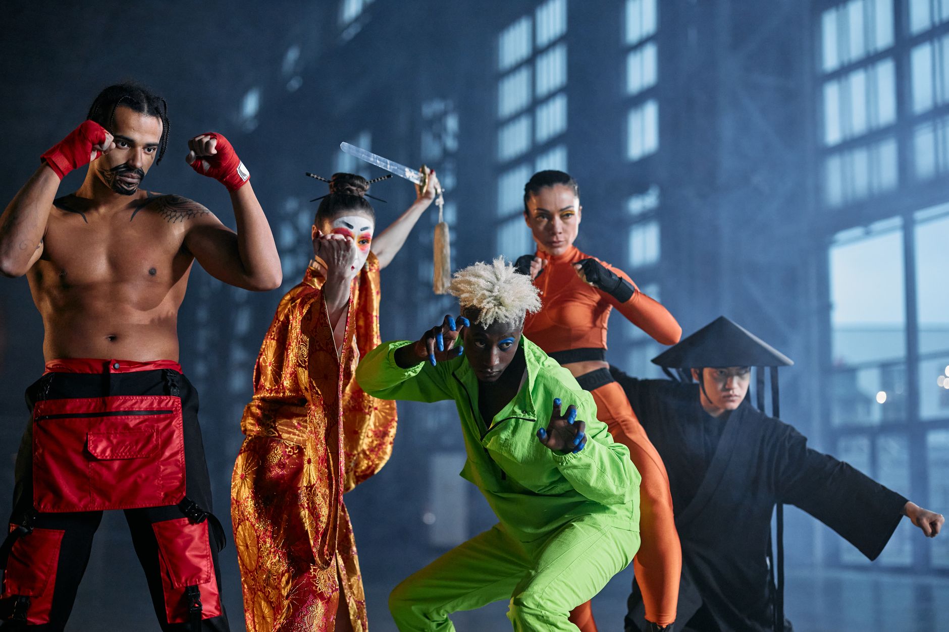 Cosplay de personajes ninja en convención de anime, fans disfrazados