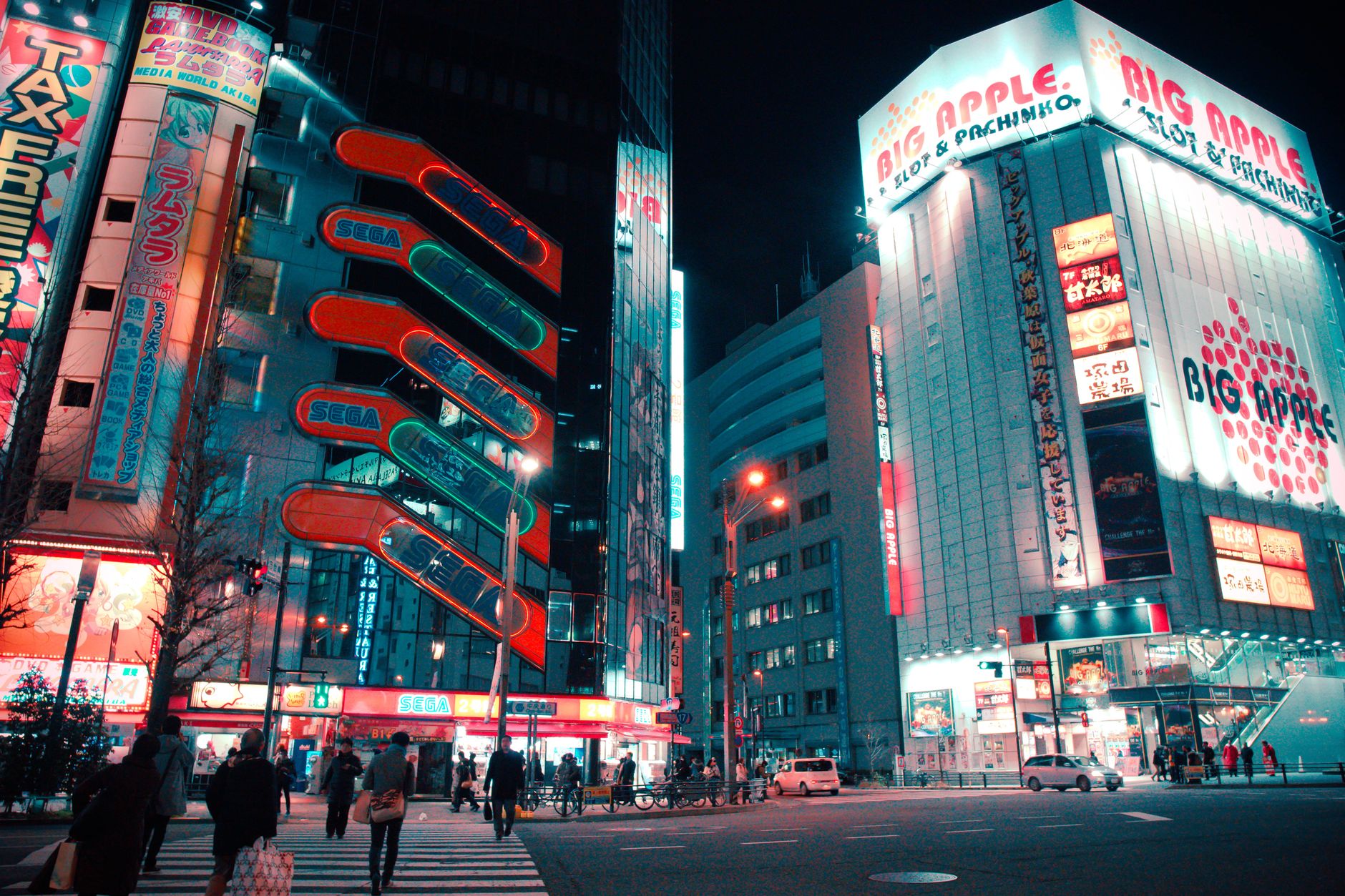 Calle nocturna de Tokyo con letreros de neón, cultura japonesa urbana
