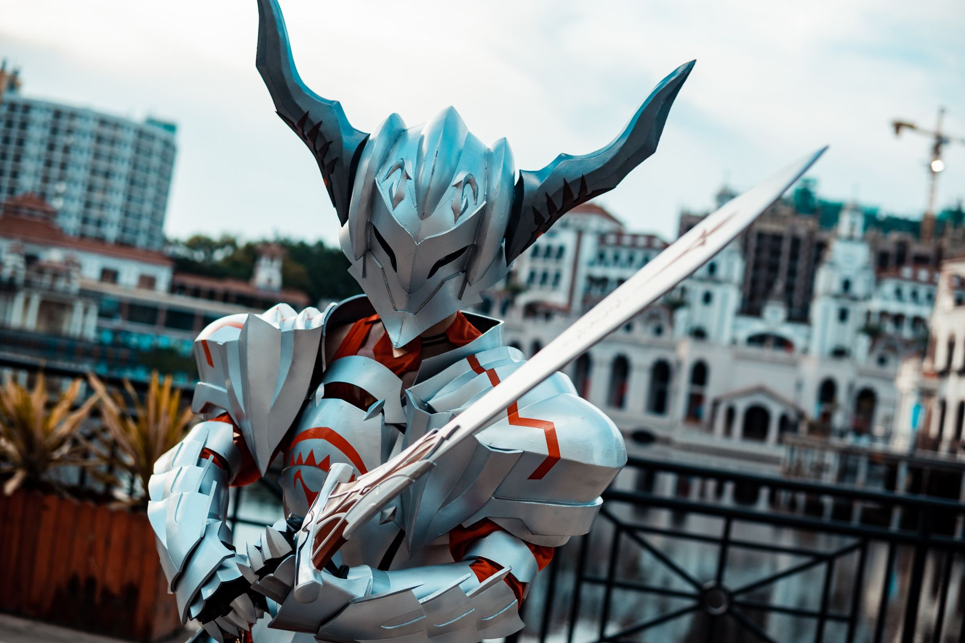 Guerrero con espada en mundo de fantasía virtual, escenario característico del isekai como Sword Art Online