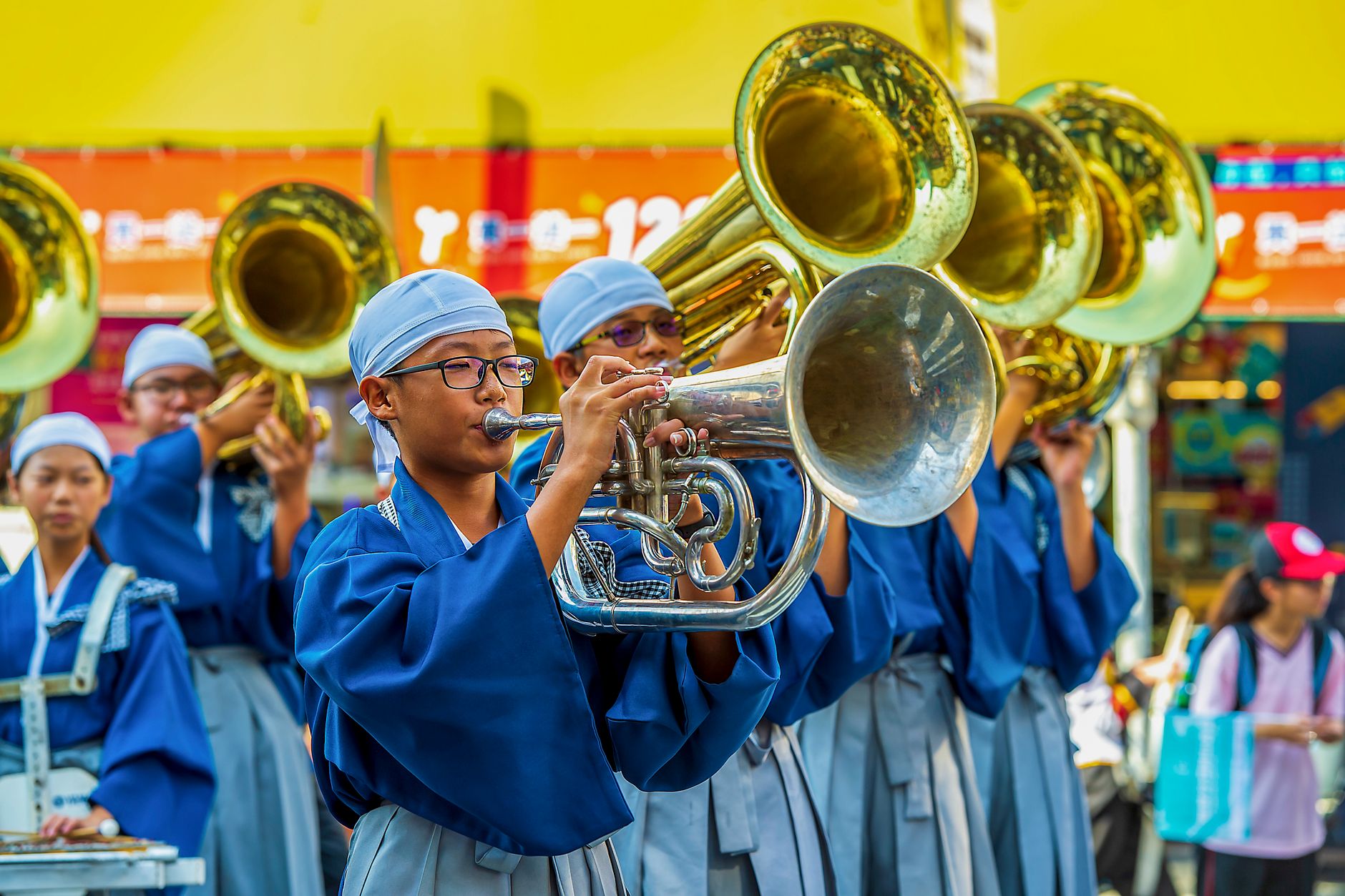 Sala de música de un instituto japonés con instrumentos de banda