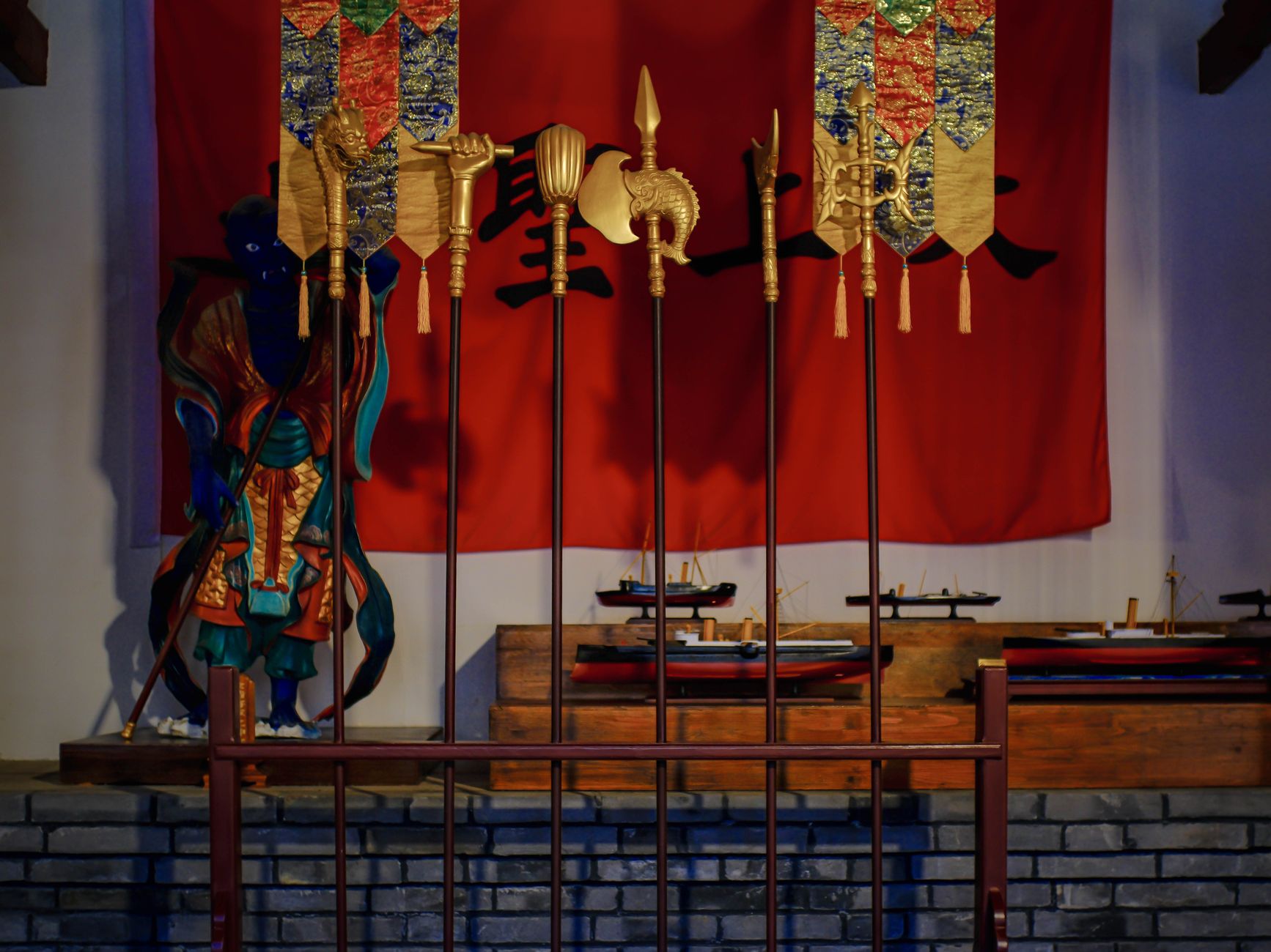 Armadura samurái tradicional expuesta en un museo de Japón