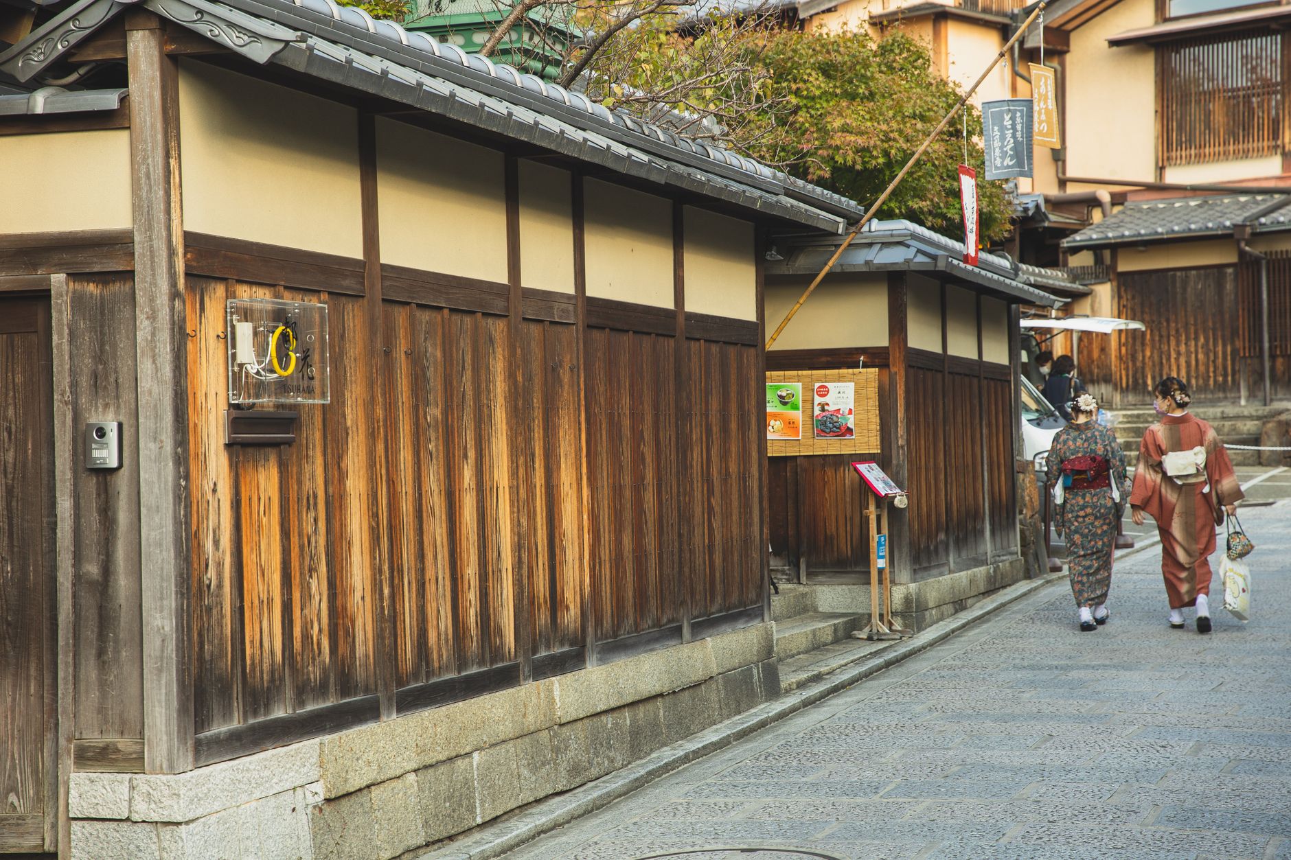 Calle tradicional de Kioto, Japón, con arquitectura de la era samurái
