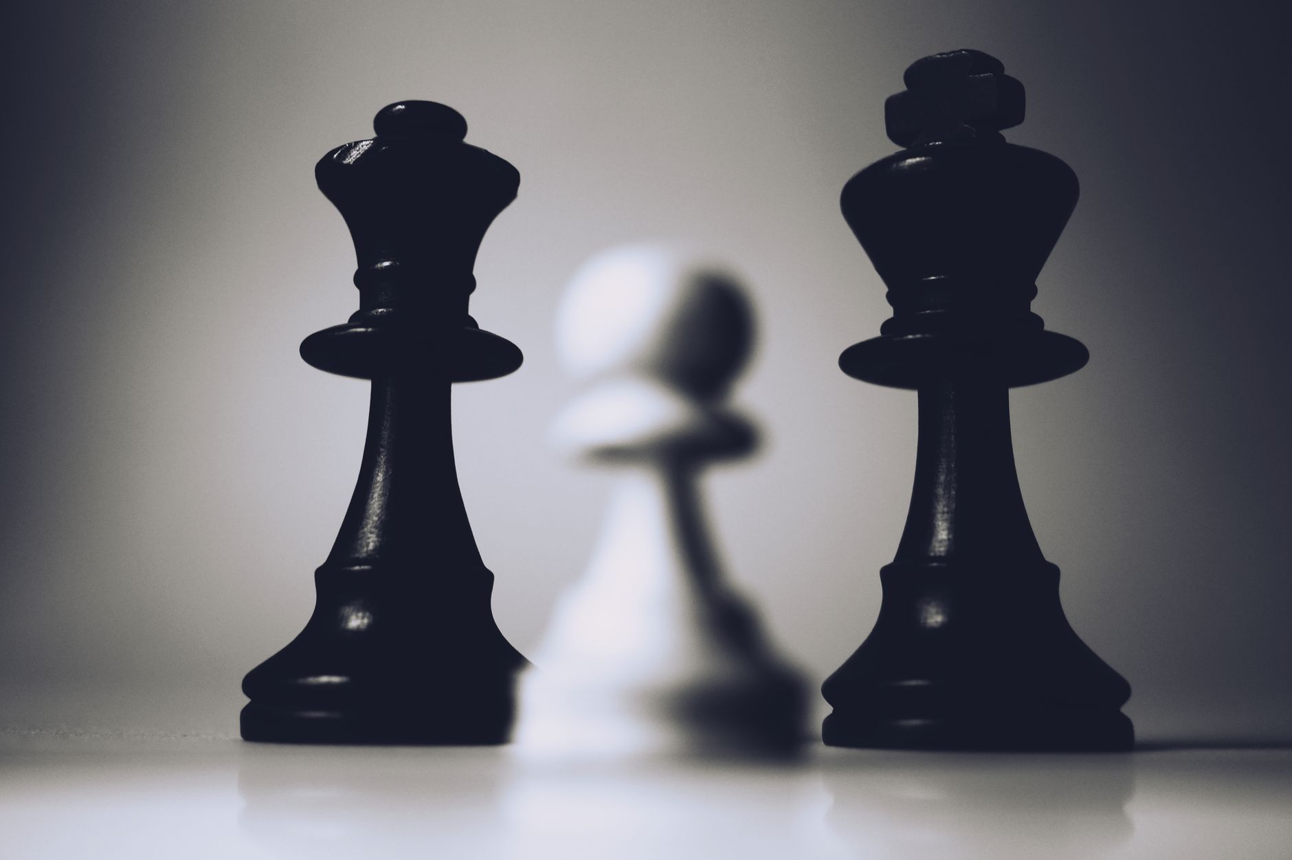 Piezas de ajedrez sobre un tablero de estrategia, la metáfora central de Code Geass