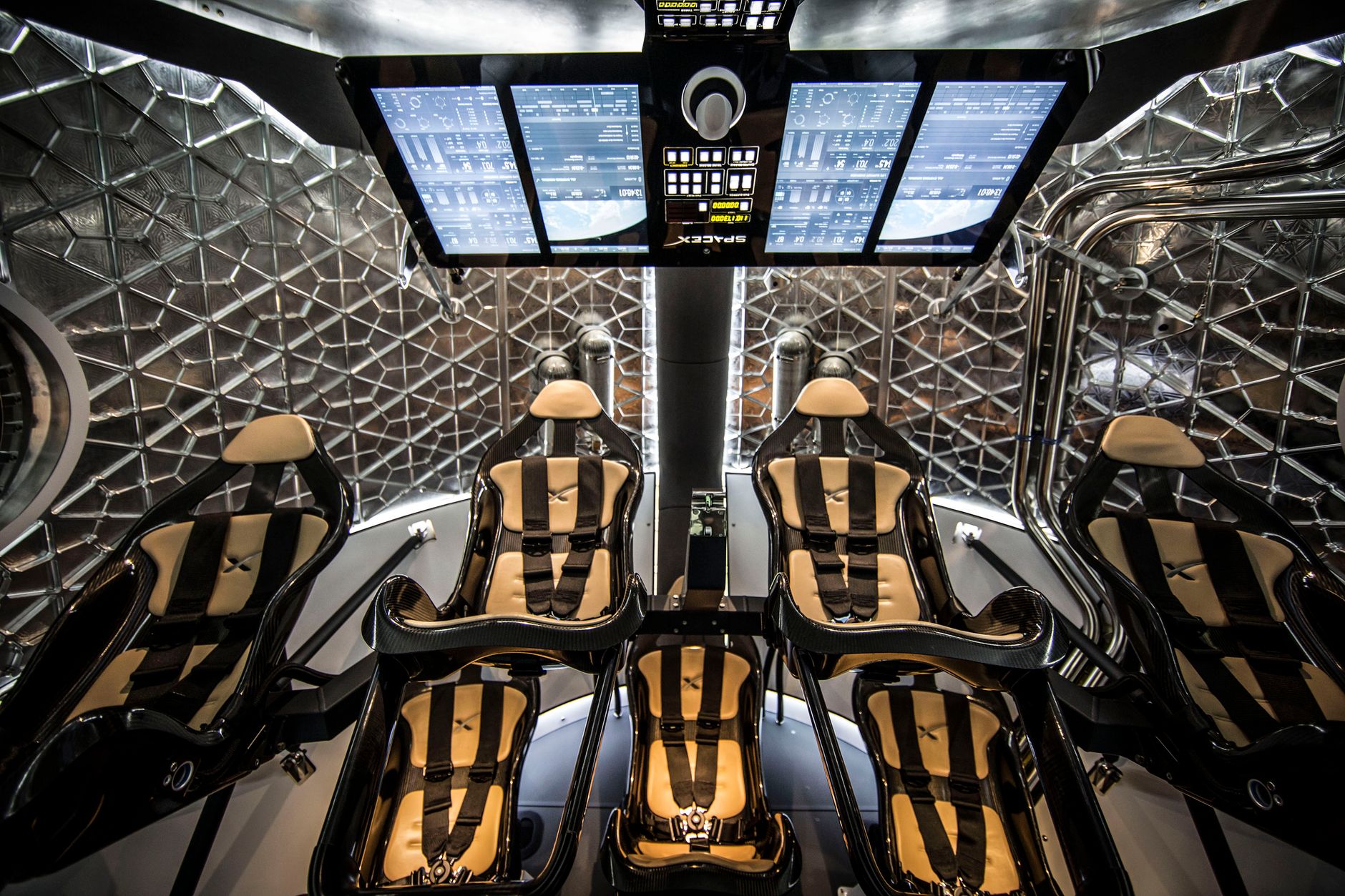 Cockpit de vaisseau spatial futuriste, l'esthetique science-fiction de Cowboy Bebop