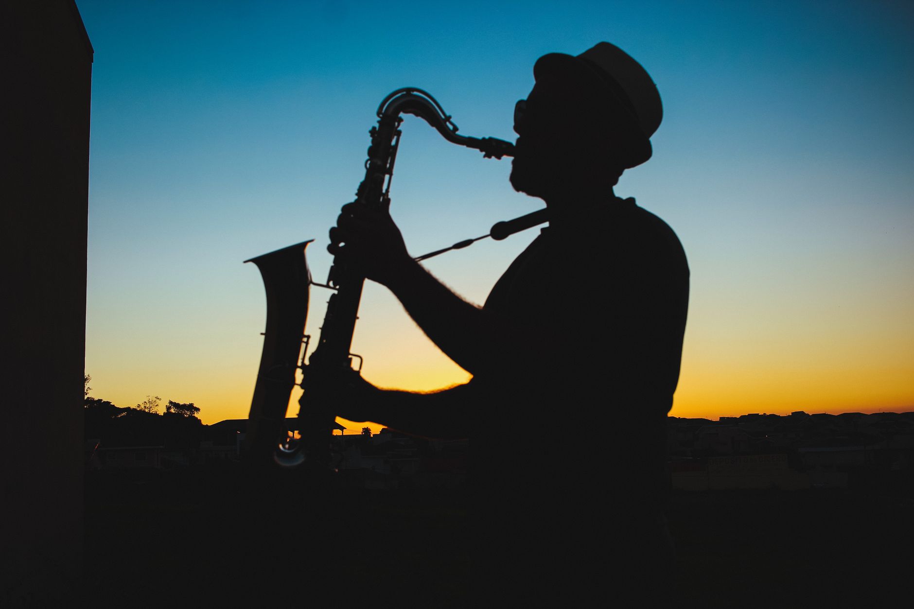 Musicien de jazz jouant du saxophone, la bande-son qui definit le ton de Cowboy Bebop