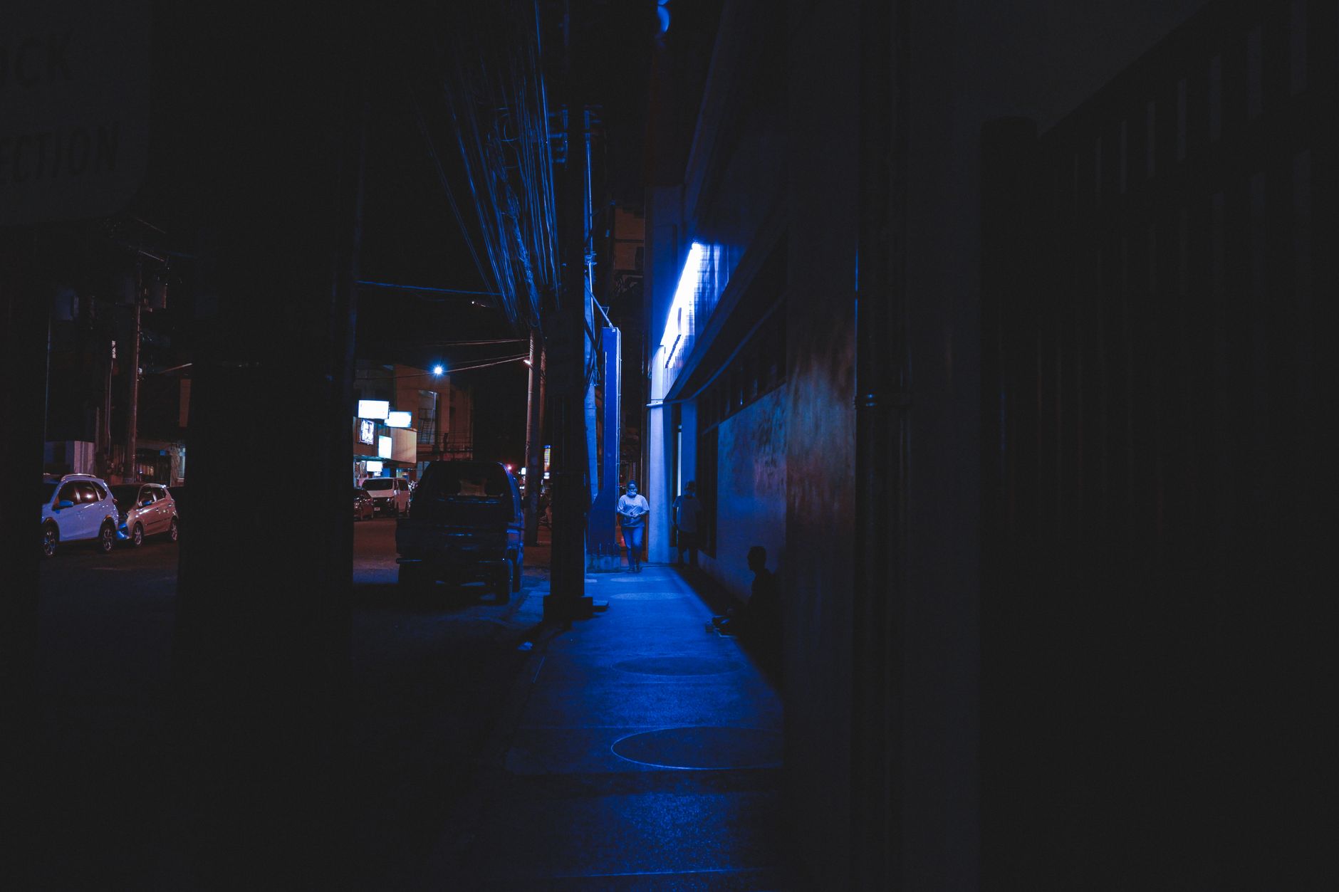 Ruelle urbaine eclairee de neons la nuit, l'esthetique noir qui traverse Cowboy Bebop