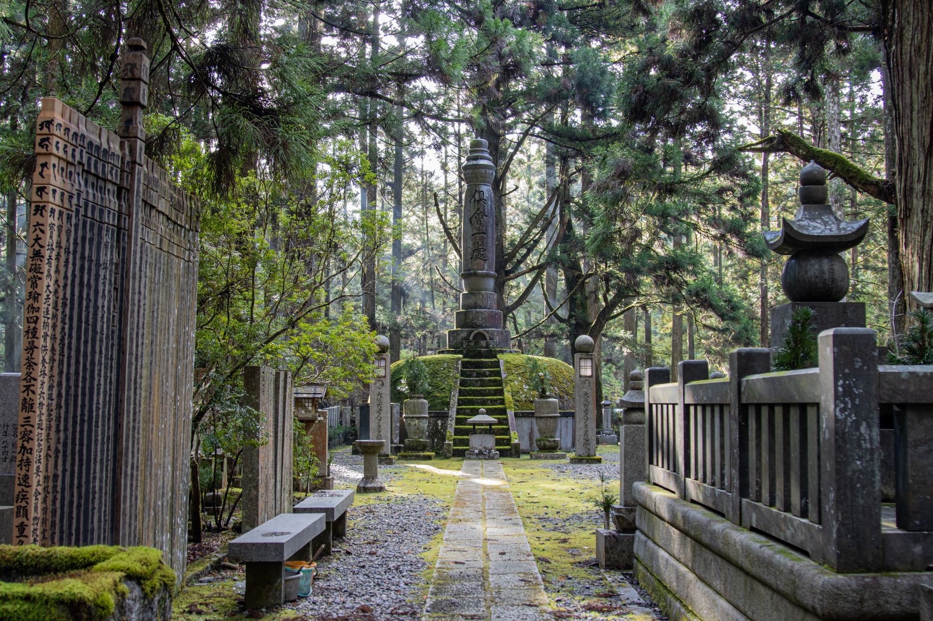 Cementerio y templo japonés entre niebla, atmósfera vinculada a la muerte en la cultura japonesa
