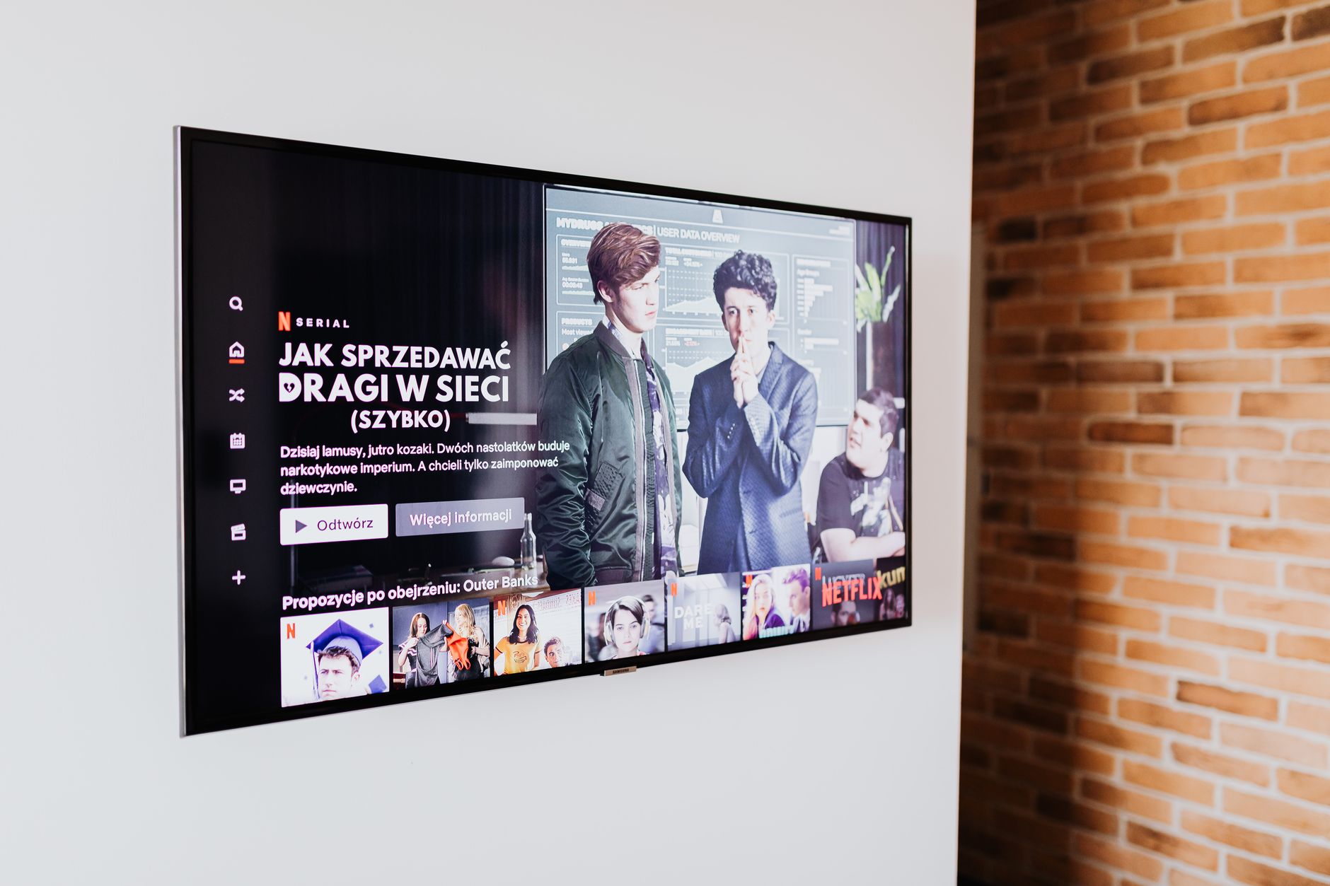 Television in a living room showing a streaming service (illustratives Bild)