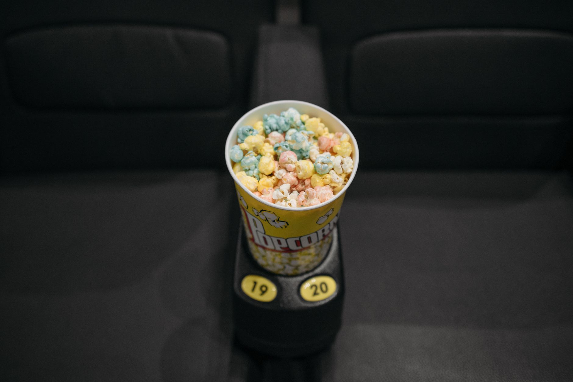 Popcorn and cinema seats (immagine illustrativa)