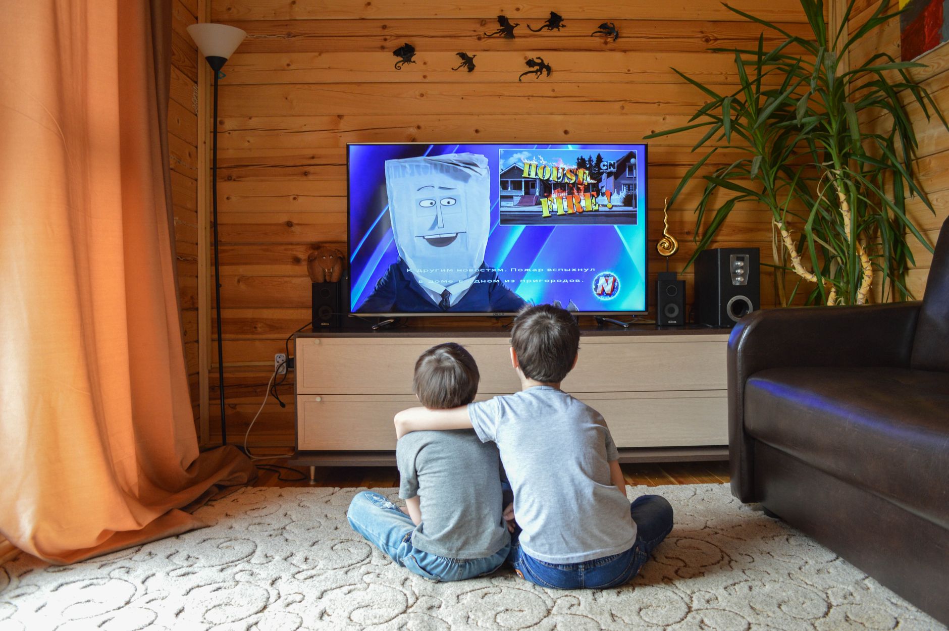 Persona viendo anime en una pantalla en casa, ambiente acogedor