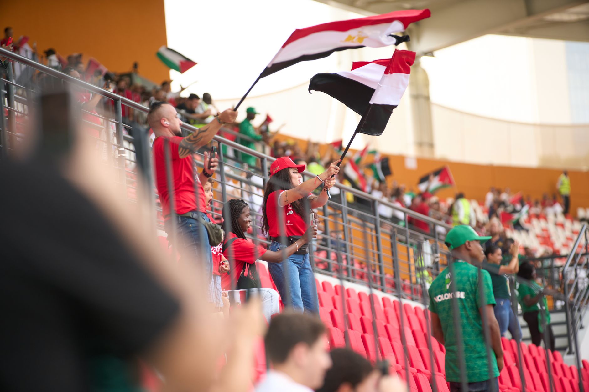 Estadio de fútbol lleno de aficionados, ambiente de competición deportiva