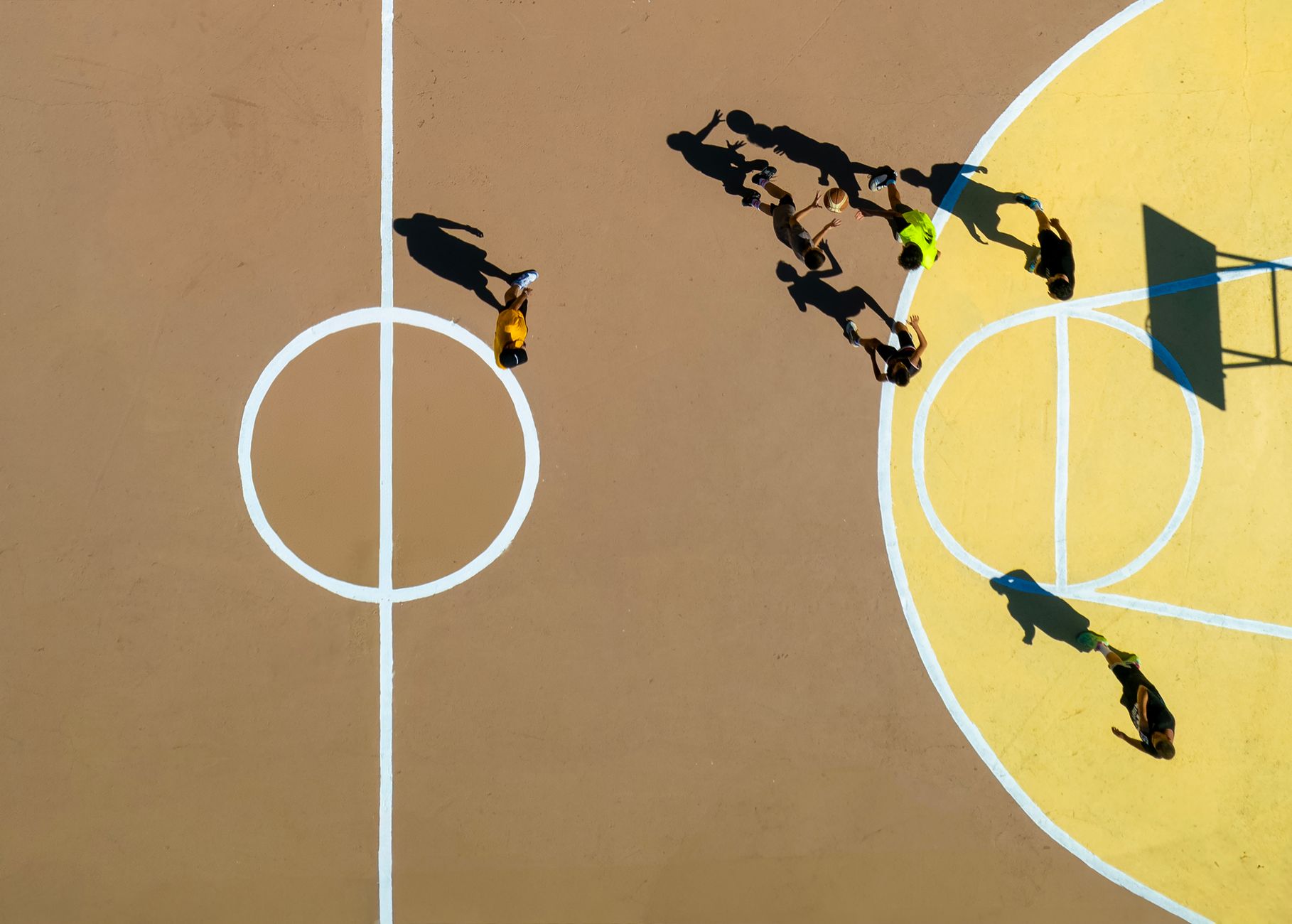 Acción en una cancha de baloncesto durante un partido