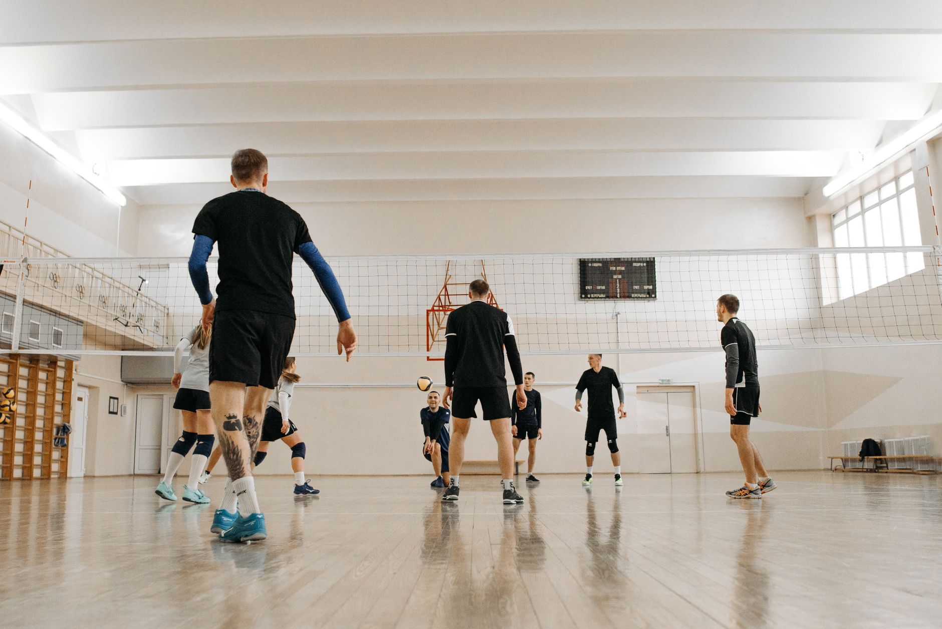 Partido de voleibol en pabellón cubierto, deporte de equipo en acción
