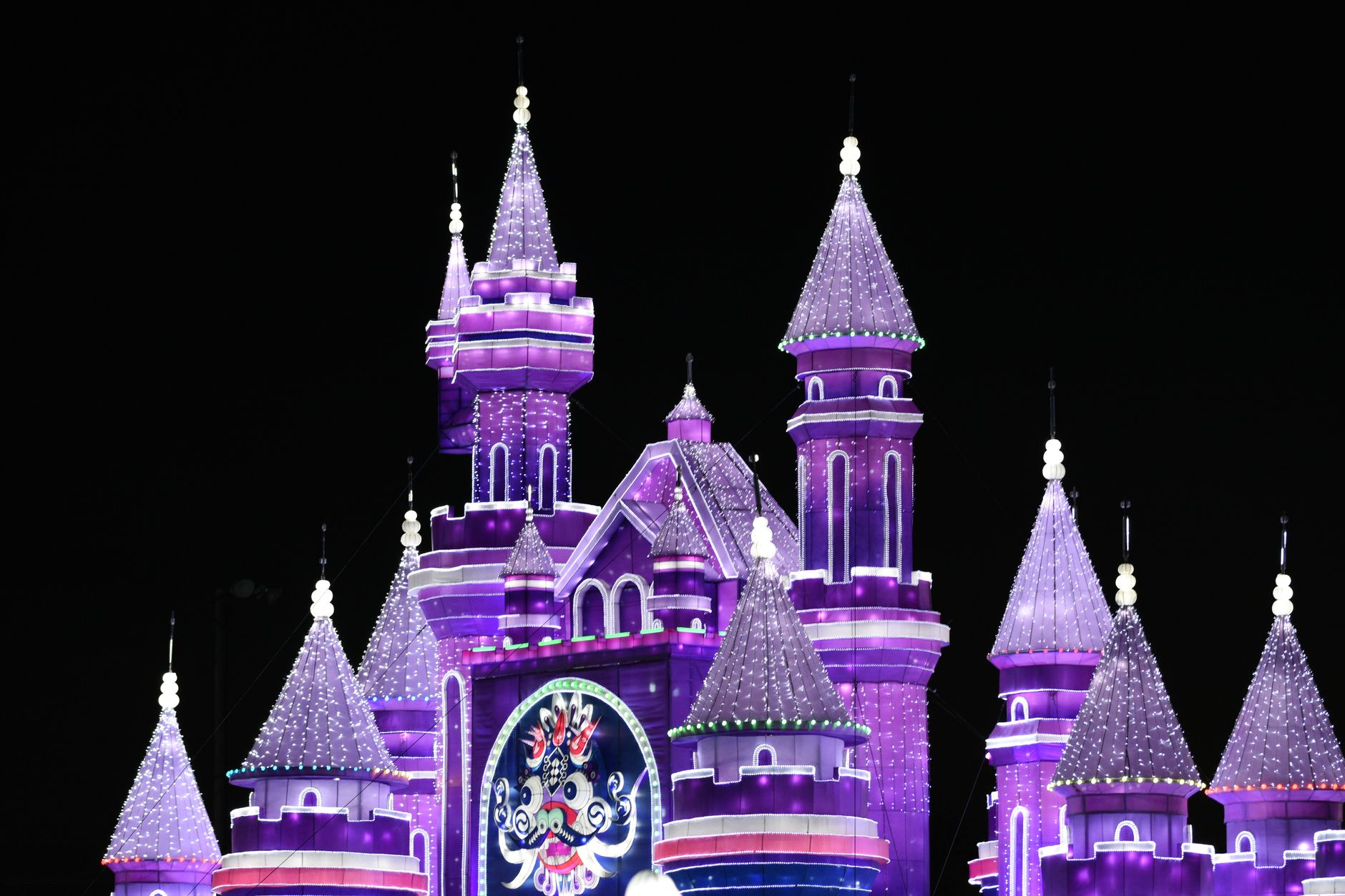 Paisaje de castillo medieval en un mundo de fantasía con colores mágicos