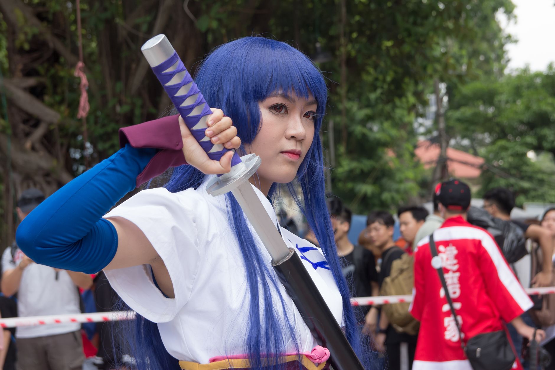 Fans de anime en convención japonesa con cosplay elaborado