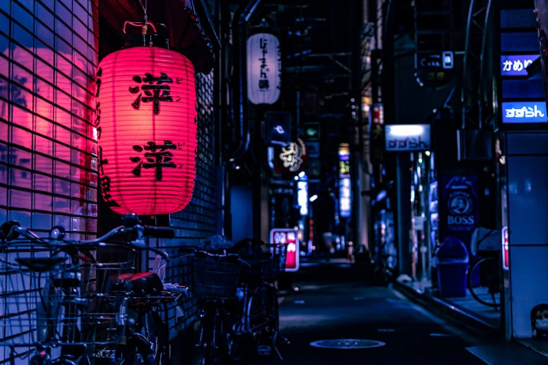 Ciudad japonesa iluminada de noche, escenario icónico del anime de romance contemporáneo