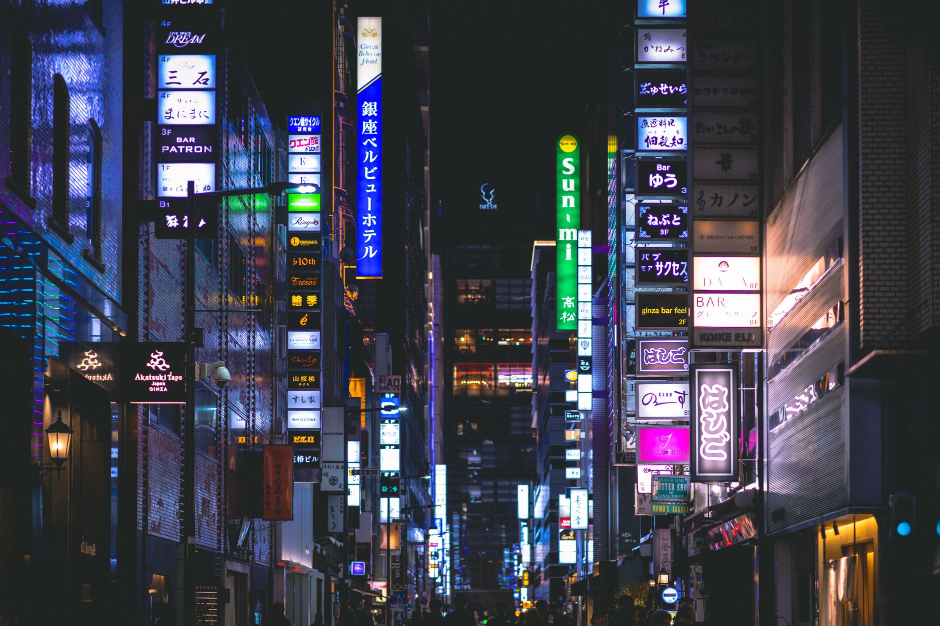Ciudad nocturna futurista con luces de neón, escenario clásico del cyberpunk anime