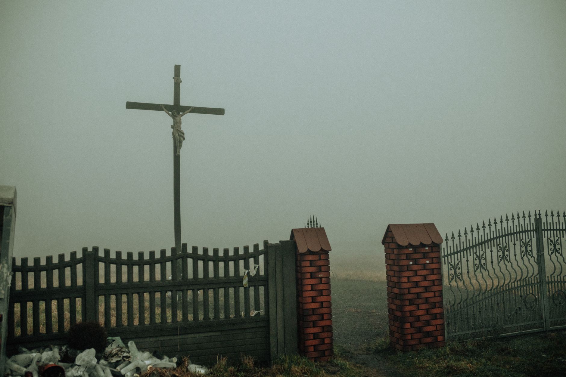 Foggy graveyard with a dark atmosphere (immagine illustrativa)