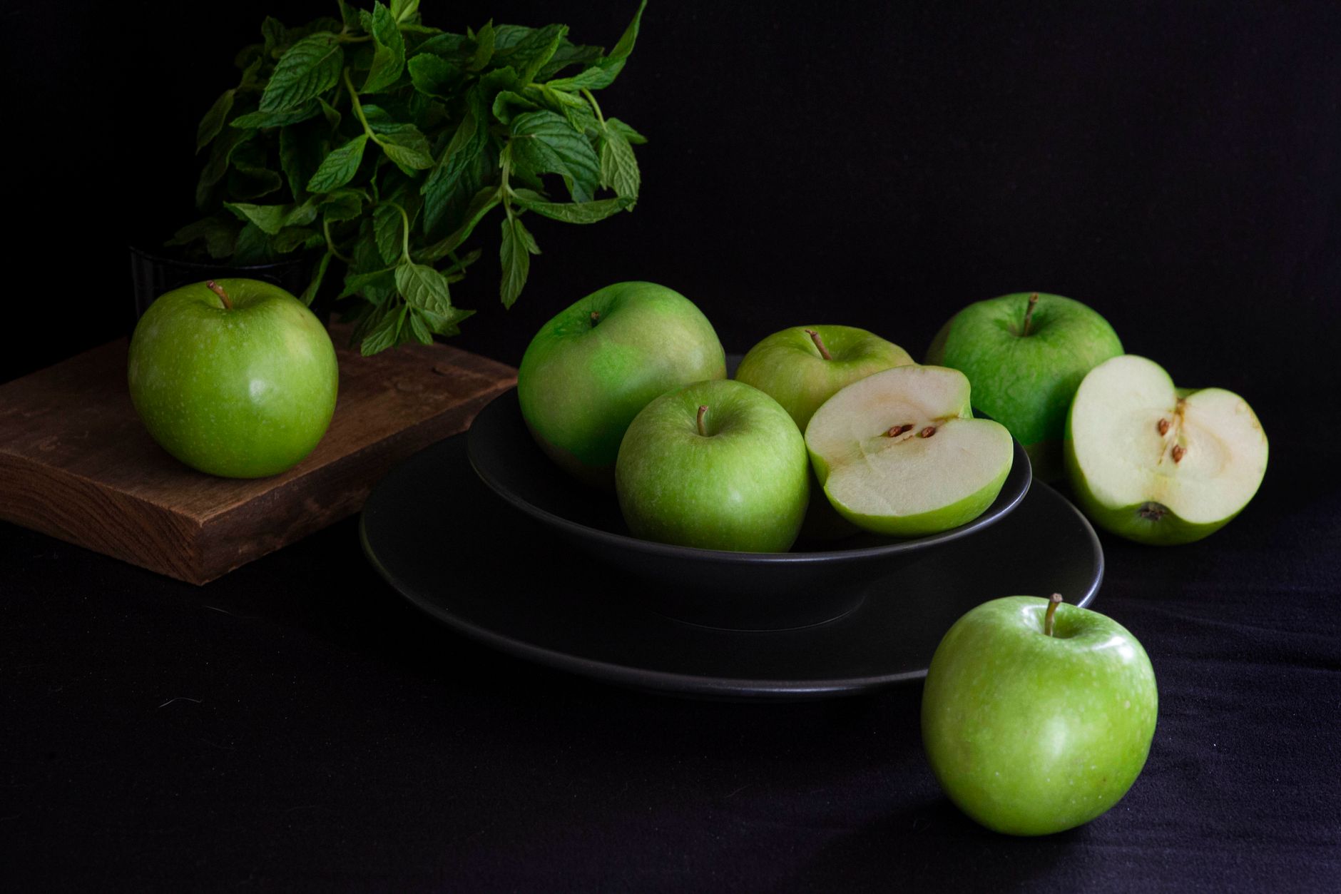 Apple on a dark table (immagine illustrativa)