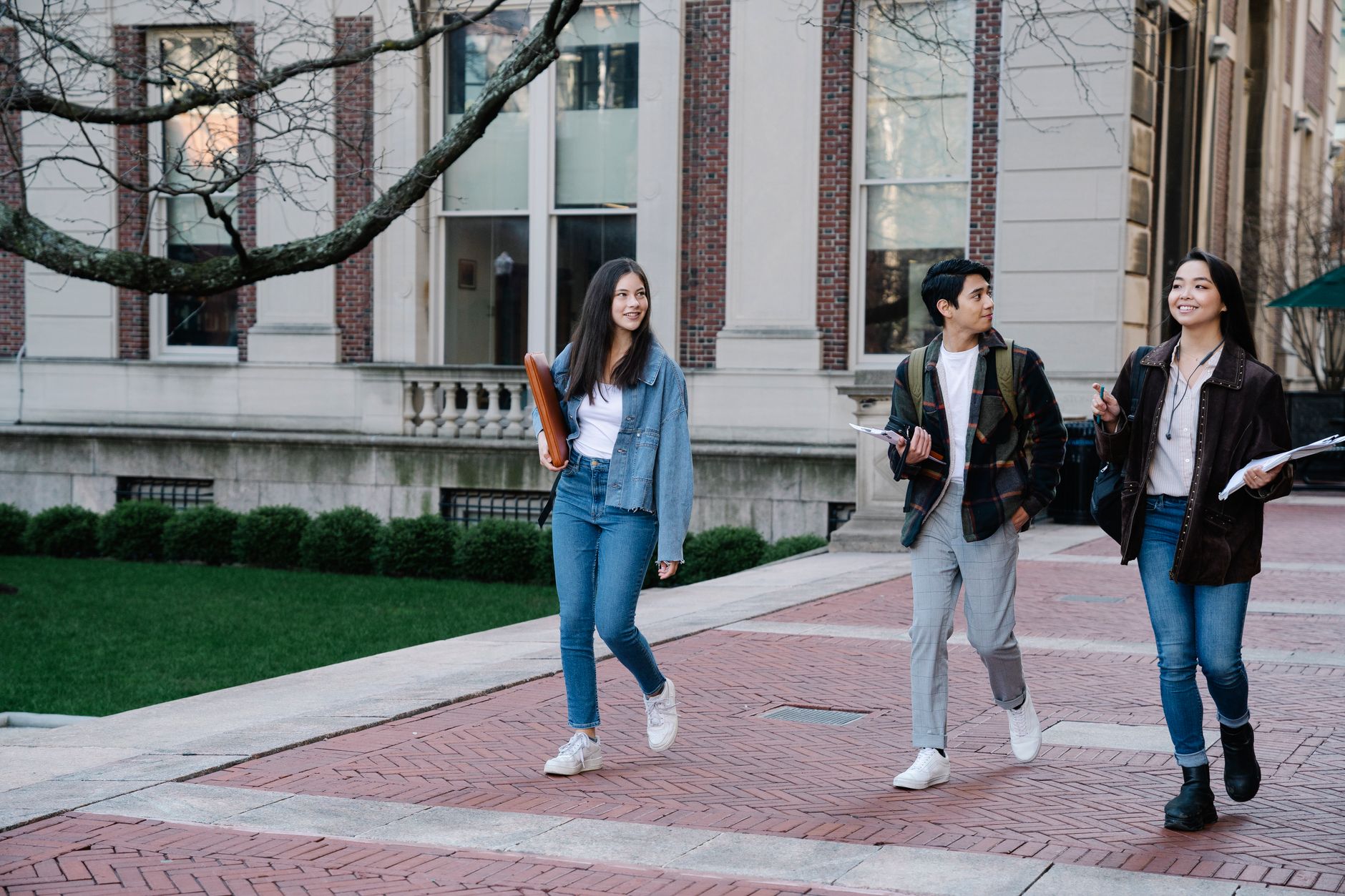 University campus with a group of students (immagine illustrativa)