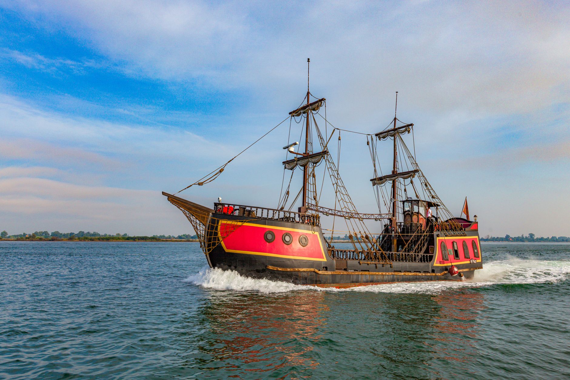 Pirate ship sailing the ocean (image illustrative)