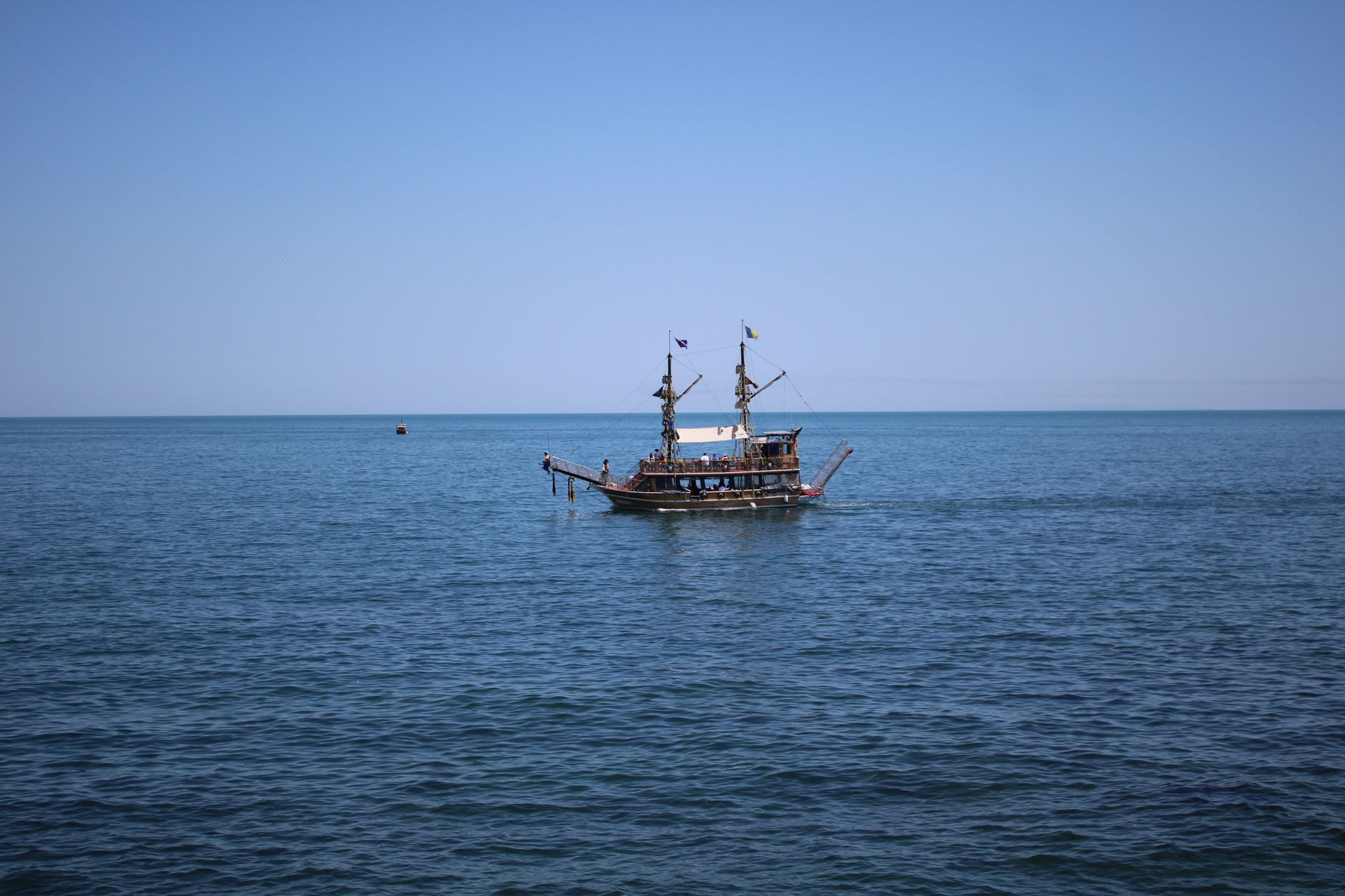 Pirate ship sailing the ocean (image illustrative)