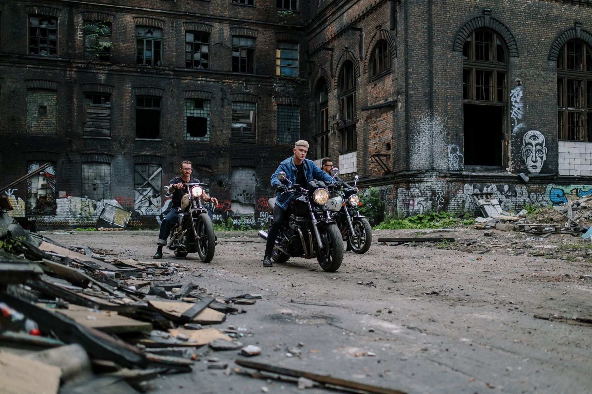 Grupo de motociclistas en una calle de Tokio, temática de las bandas bōsōzoku de Tokyo Revengers