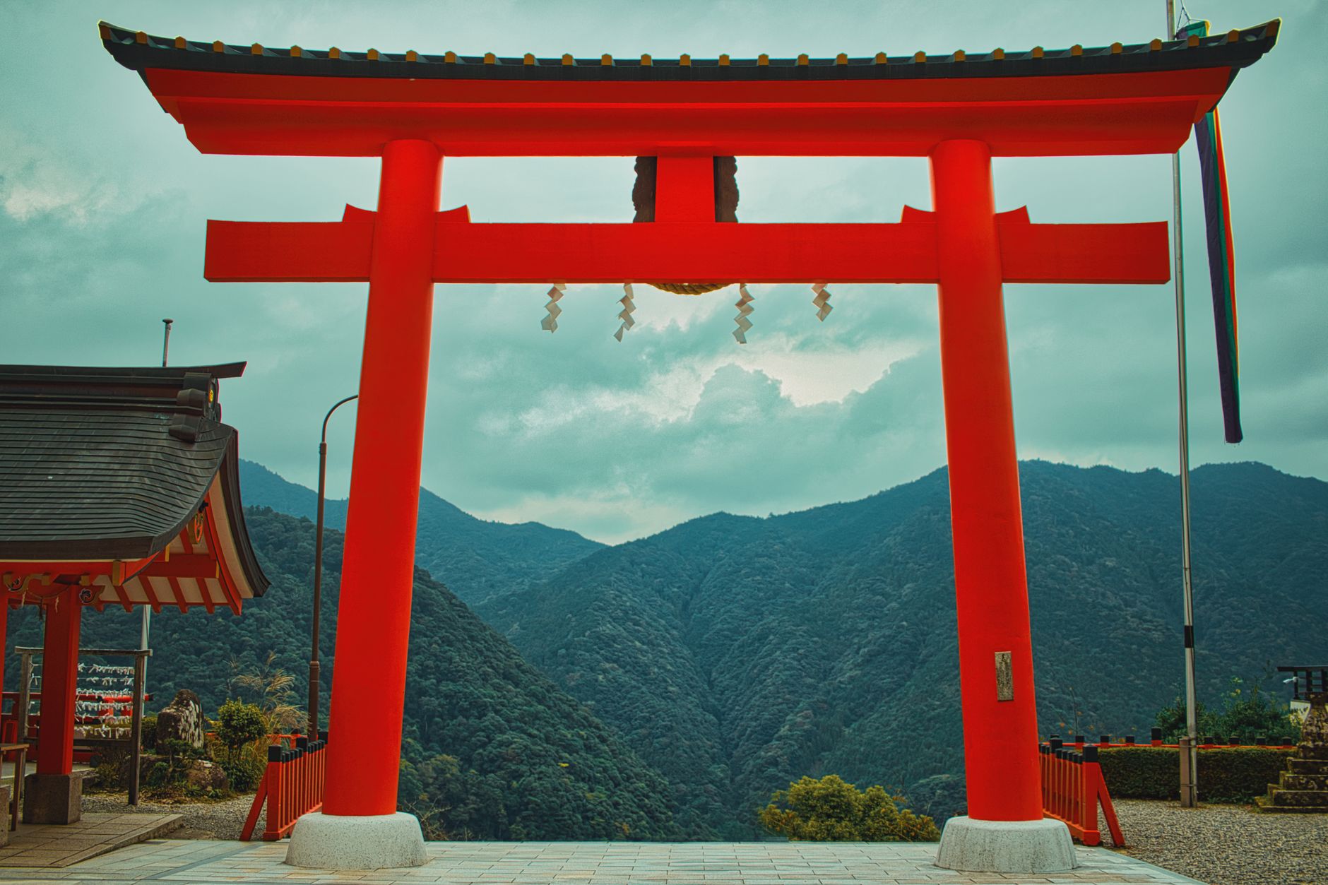Santuario shinto de montaña con torii, similar al santuario familiar de Mitsuha en Tu nombre