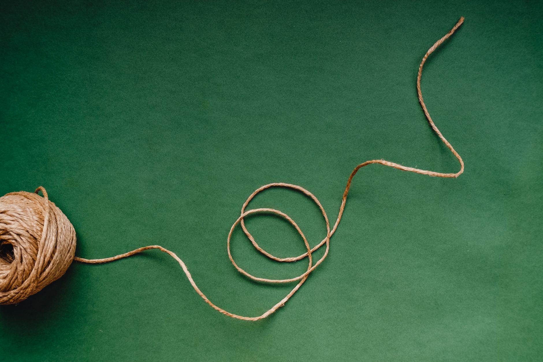 Cordón trenzado de seda tipo kumihimo, técnica japonesa real presente en Tu nombre