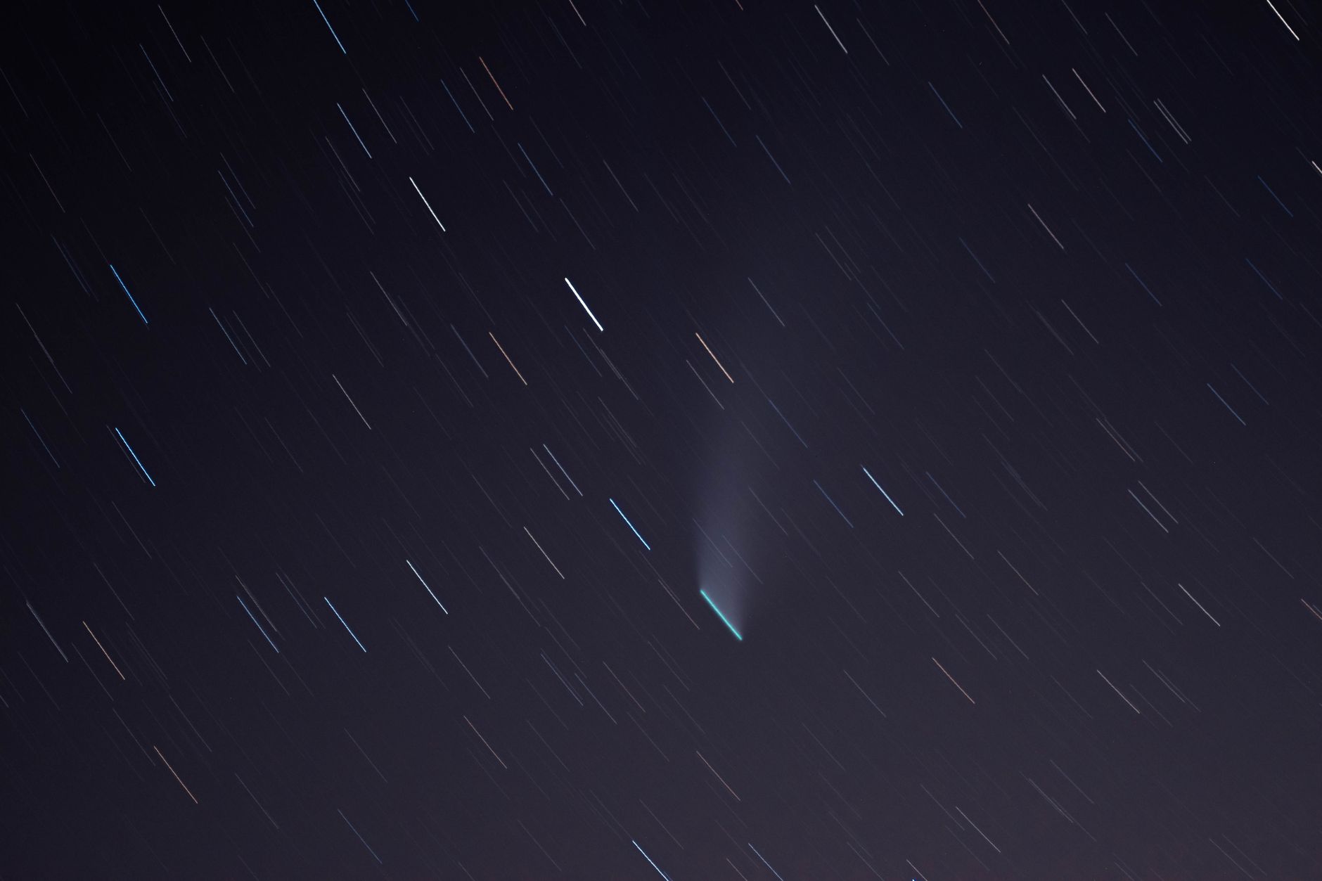 Cielo nocturno con estrellas y cometa, elemento central del clímax de Tu nombre