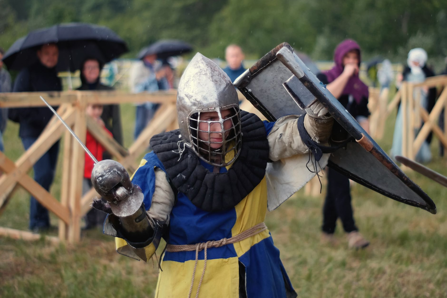 Espada y batalla medieval, referencia a la ambientación vikinga real de Vinland Saga