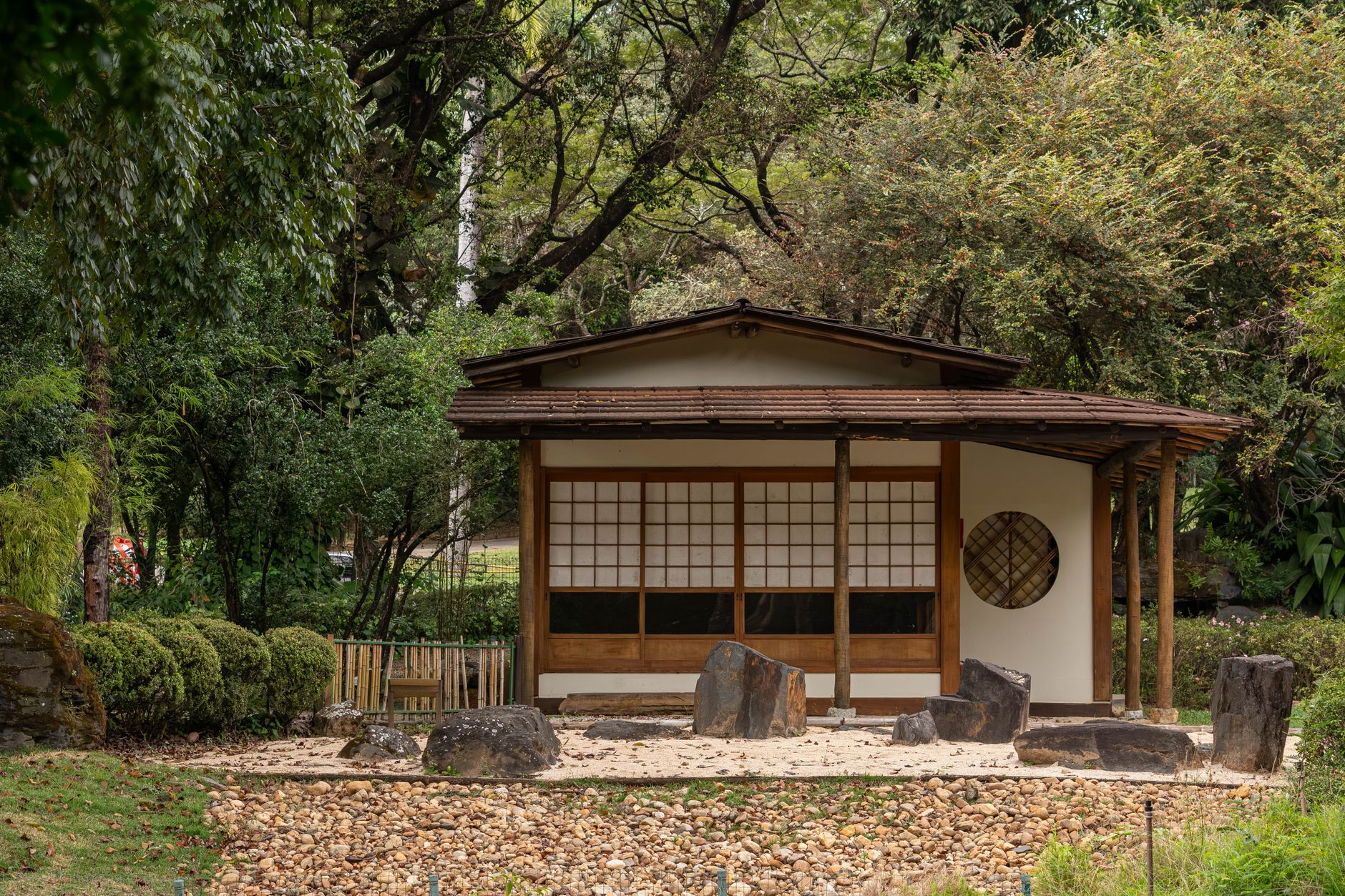 Jardín zen japonés con piedras y arena rastrillada, ejemplo de estética wabi-sabi