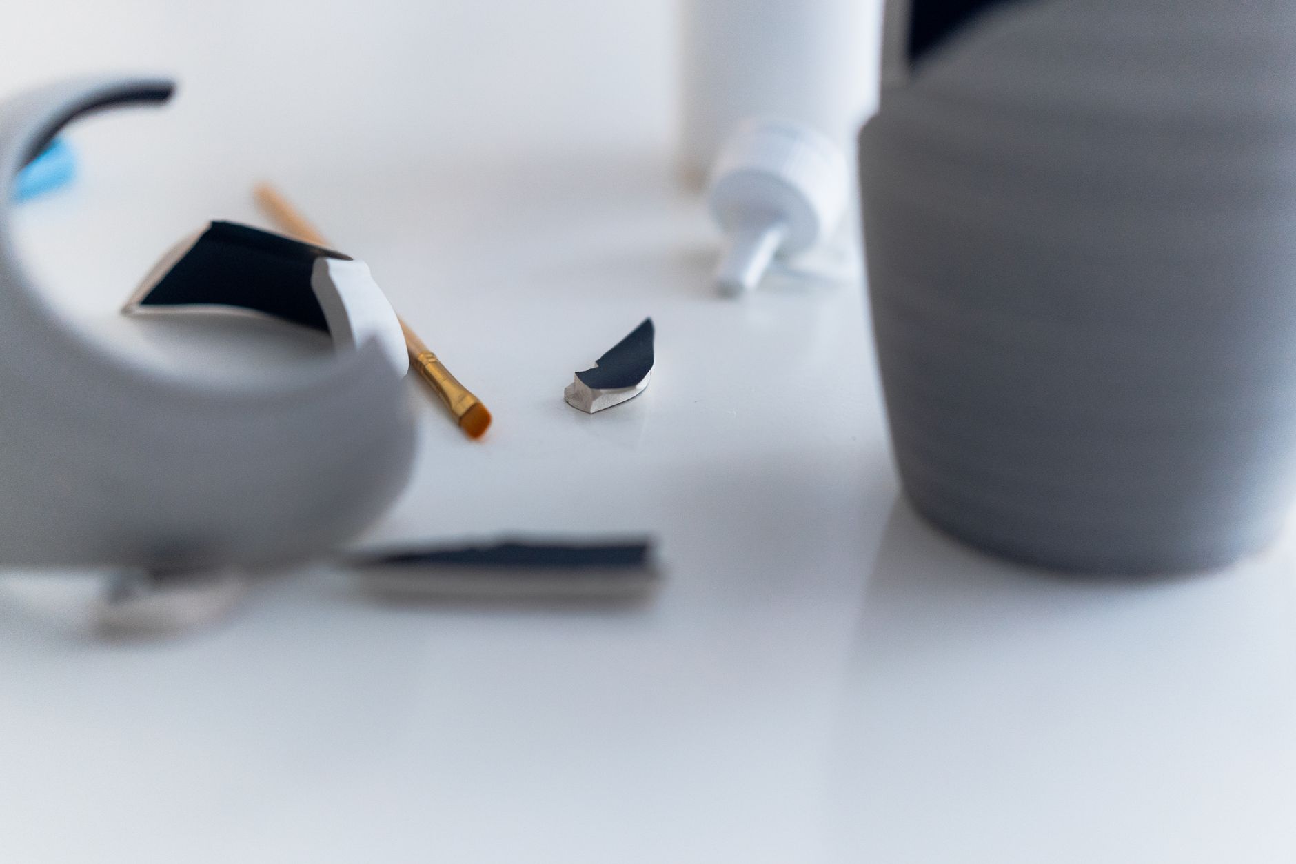 Cerámica japonesa reparada con la técnica kintsugi, grietas doradas visibles