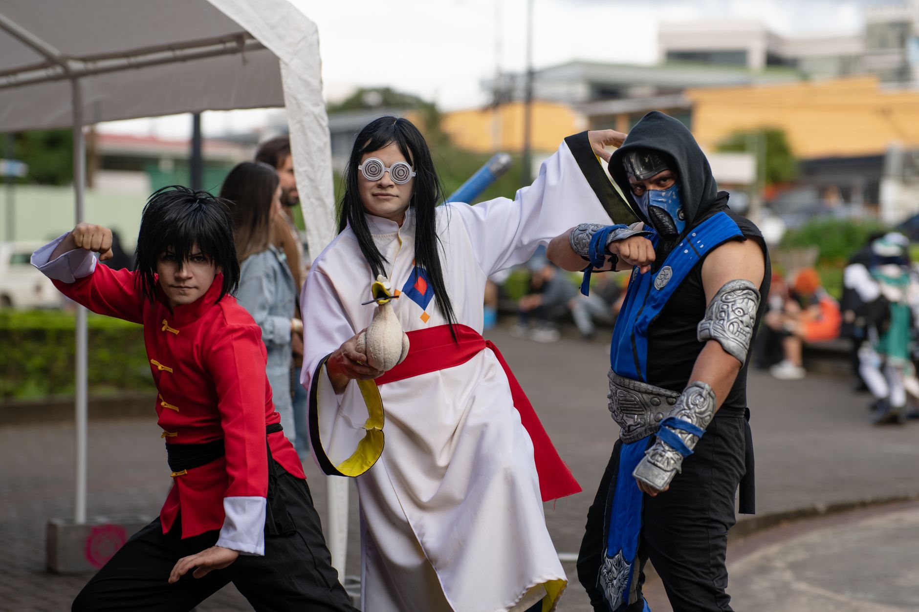 Cosplayer in costume di un personaggio anime a una fiera