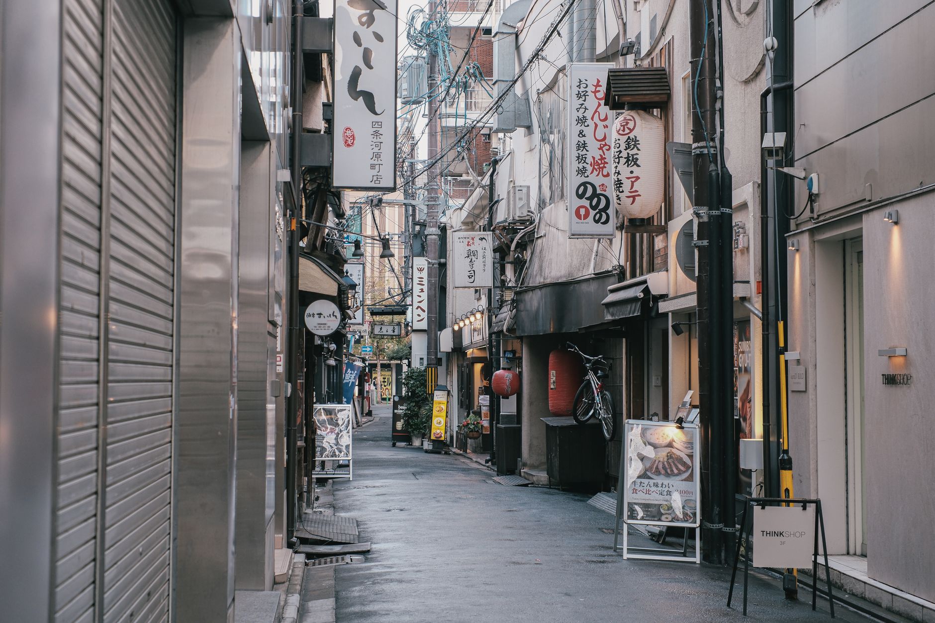 Strada di Tokyo con cartelloni della cultura pop giapponese