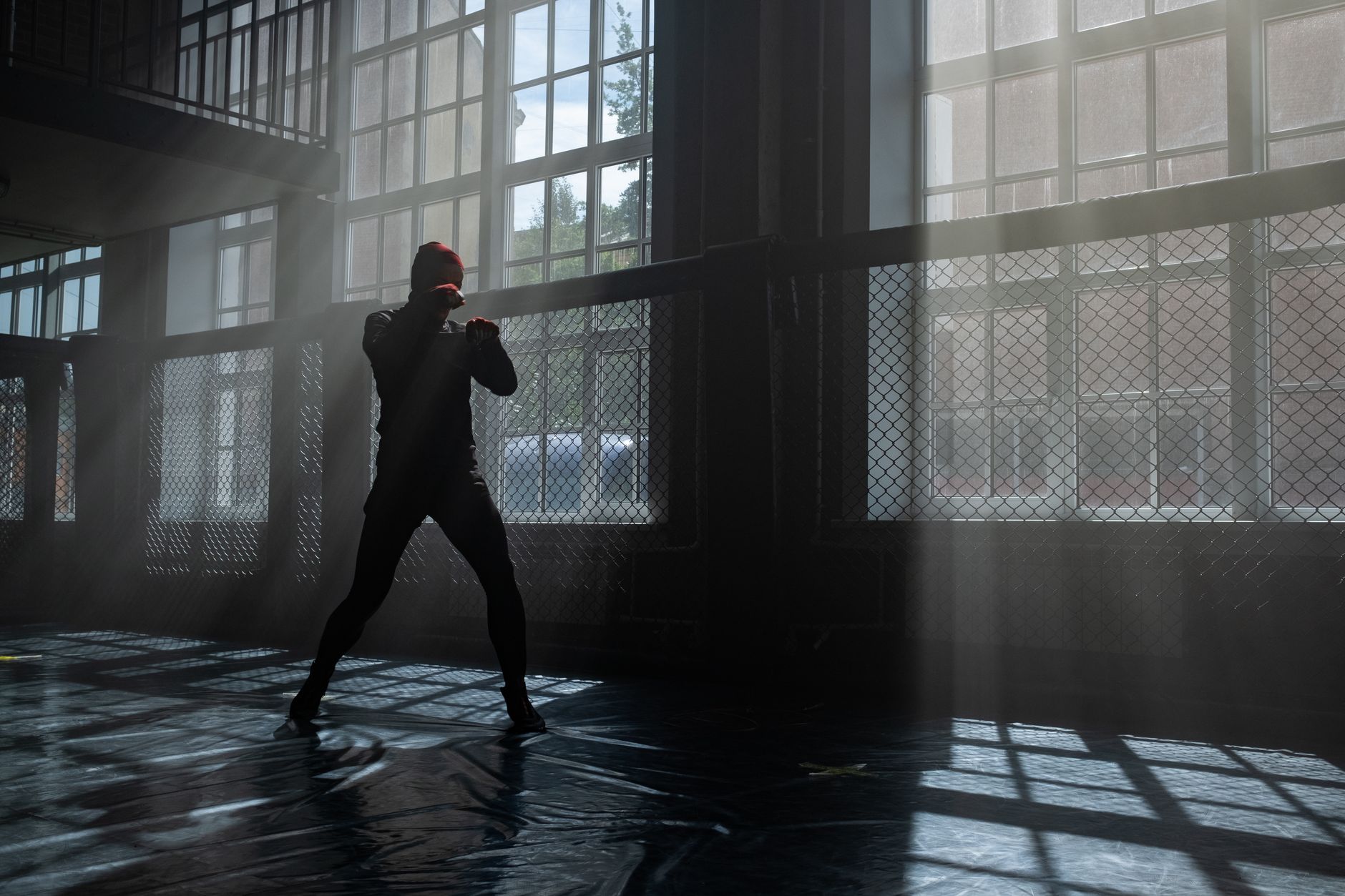 Silueta de un combate de artes marciales en plena acción, referencia visual al choque directo entre hechiceros en Jujutsu Kaisen