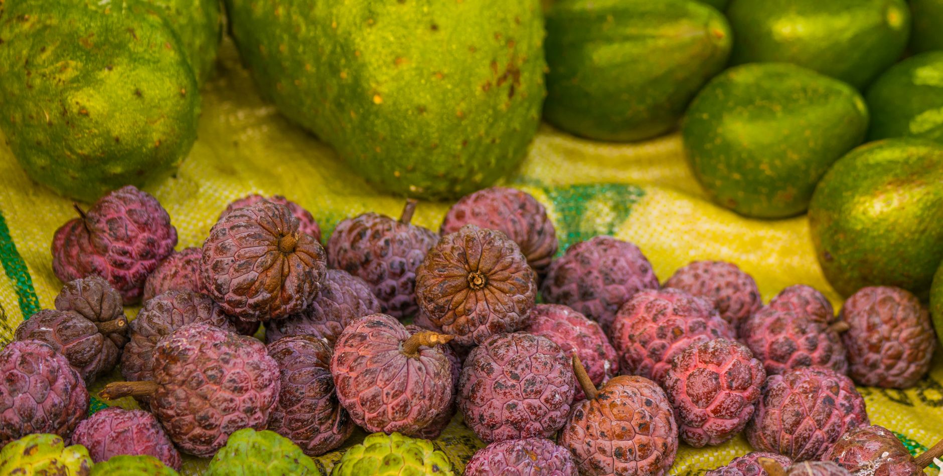 Fruta tropical exótica en un mercado, el tipo de aspecto llamativo que Oda usa para diseñar las Frutas del Diablo